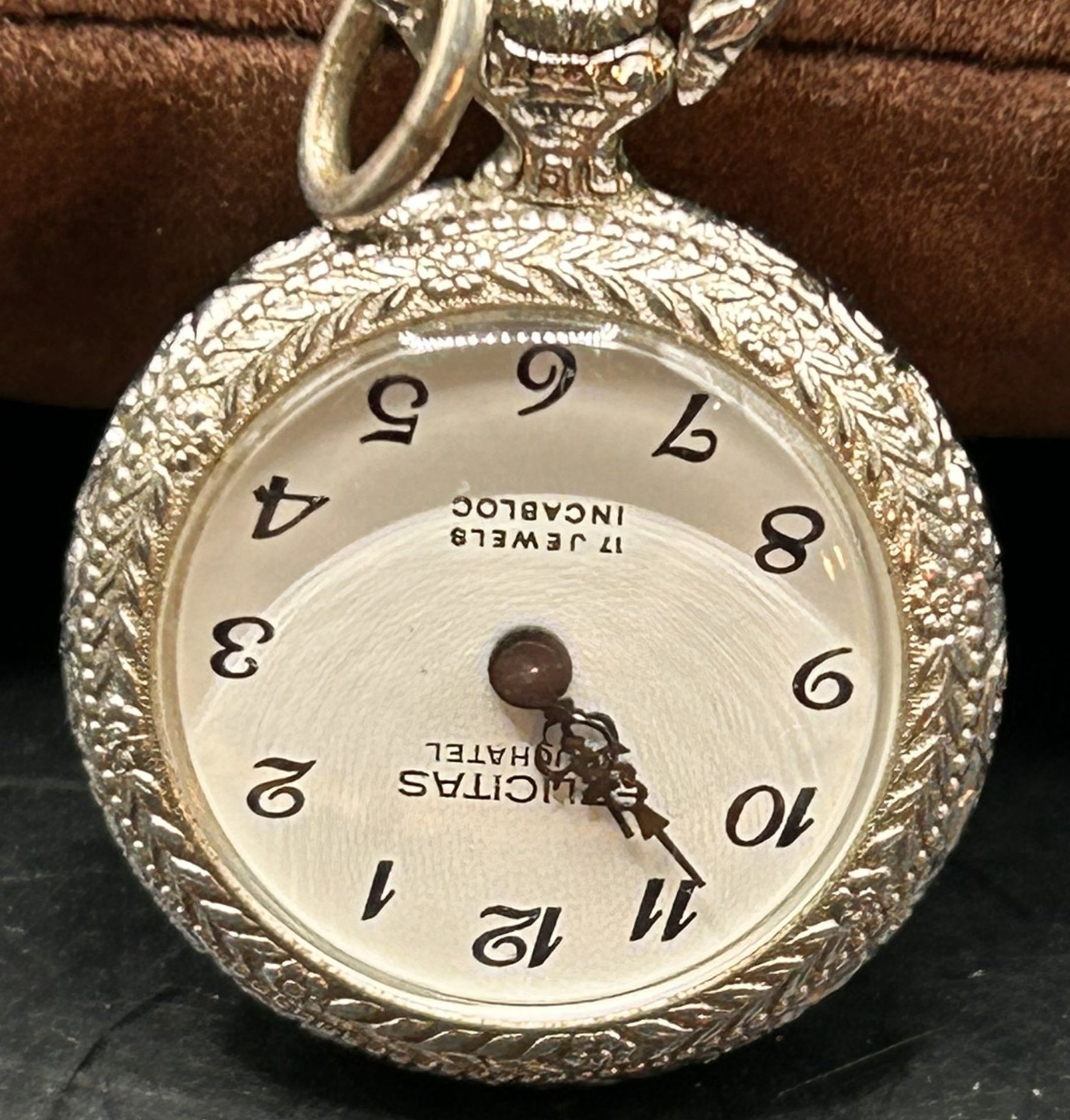 kl. Damenumhängeuhr "Felicitas" Neuchatel, 17 Jewels, Werk läuft, D-2,5 cm - Bild 2 aus 4