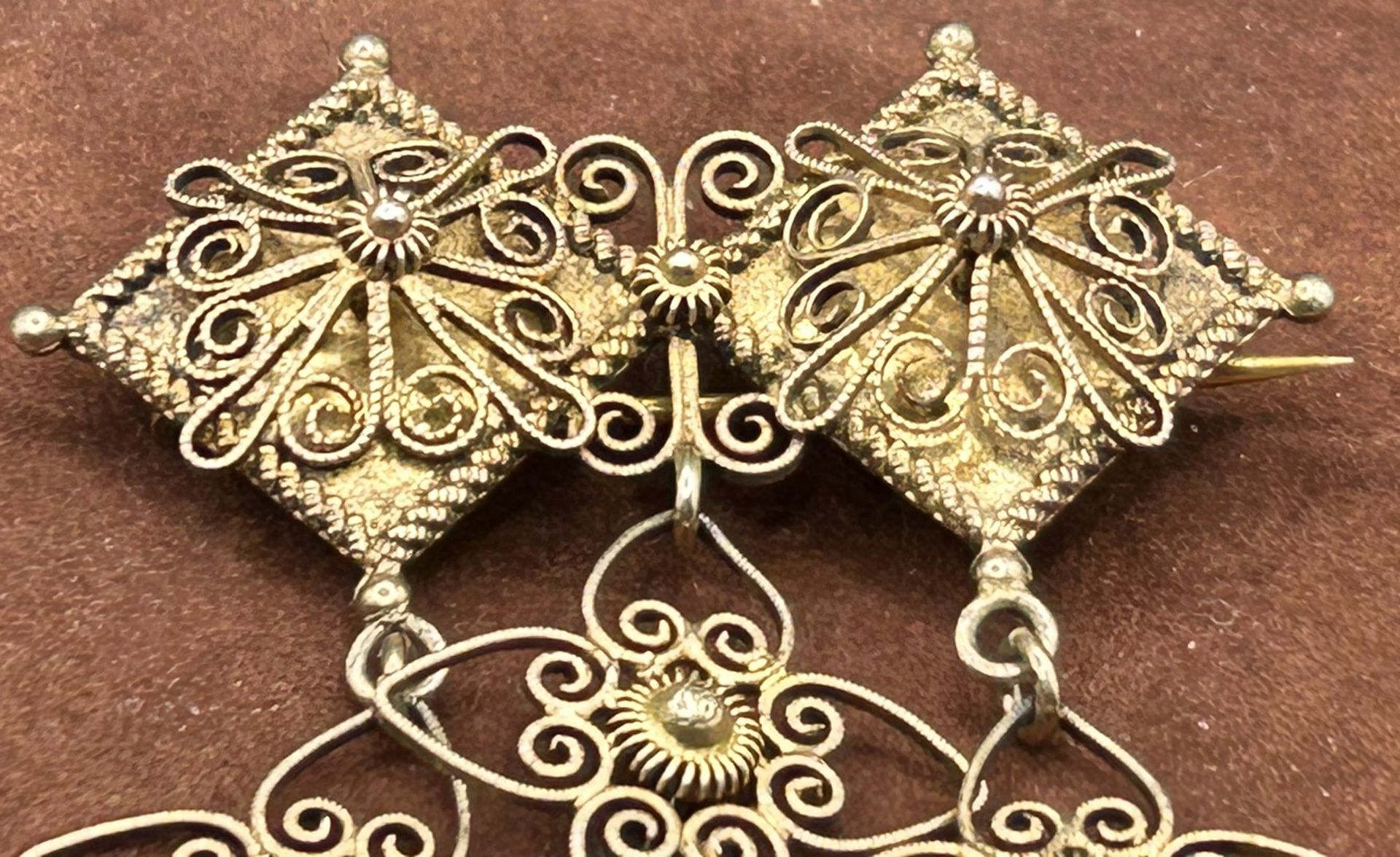 gr. Brosche mit 3 Kreuzanhängern, Silber-830- vergoldet, L-ca. 8 cm, B-5 cm,13,4 gr. gemarkt "K.R. - Image 3 of 5