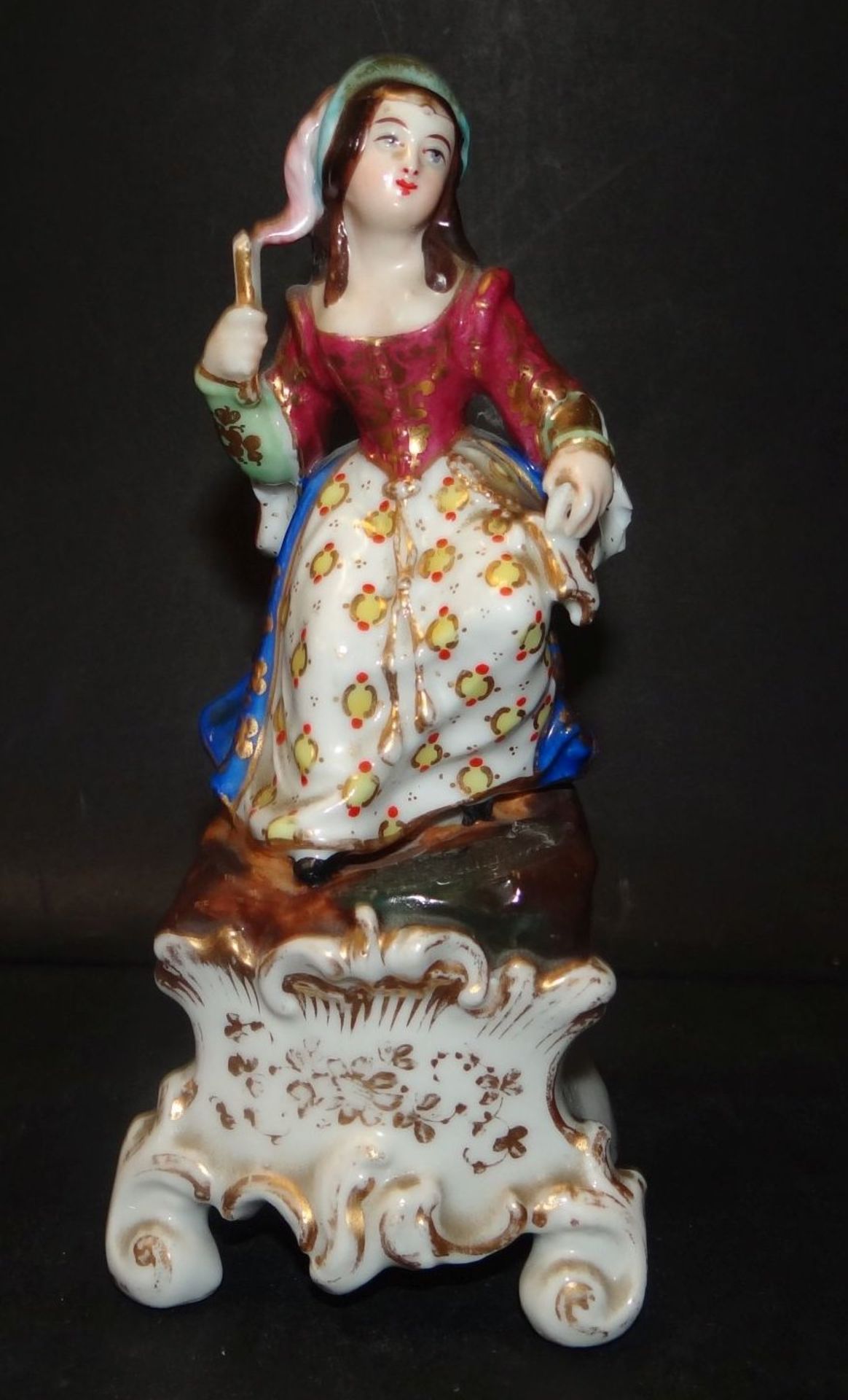 Porzellanfigur, junge Frau mit Fächer, bemalt, rückseitig wohl Stiel-Väschen, H-18 cm, Alters-u. Ge