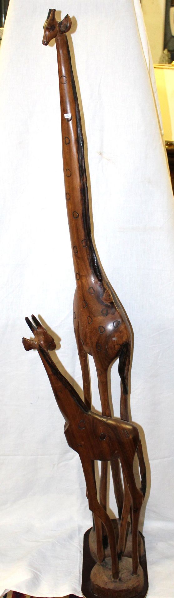 Paar hohe Holz-Giraffen, neuzeitl., beide auf Platte befestigt, ca. H-148cm B-33,5cm T-18,5cm. Nur  - Bild 4 aus 4