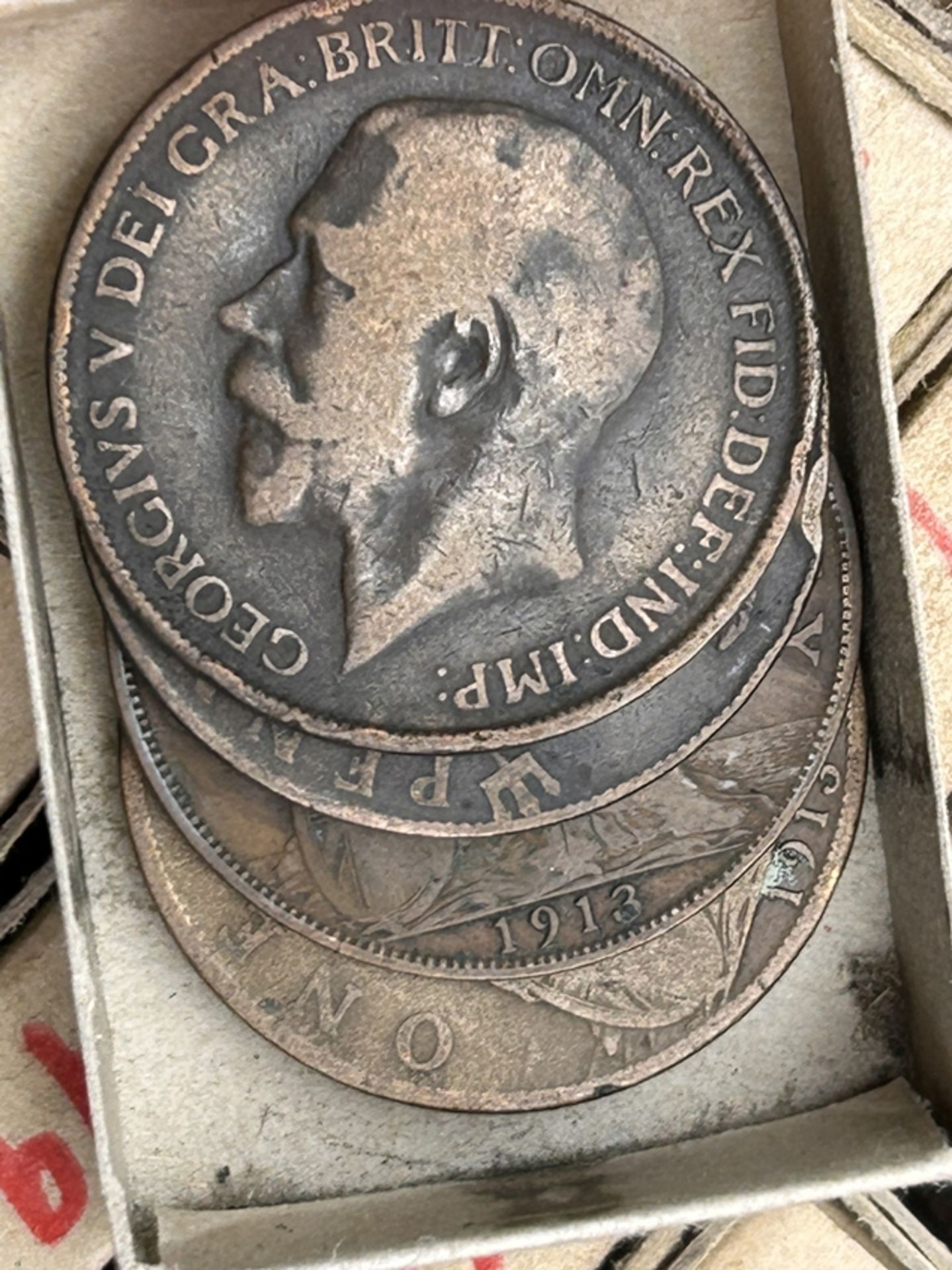 Zigarrenschachtel mit 1 Penny Münzen, ca, 1897 bis 1915, in machen Streichholzschachteln bis zu vie - Bild 5 aus 5