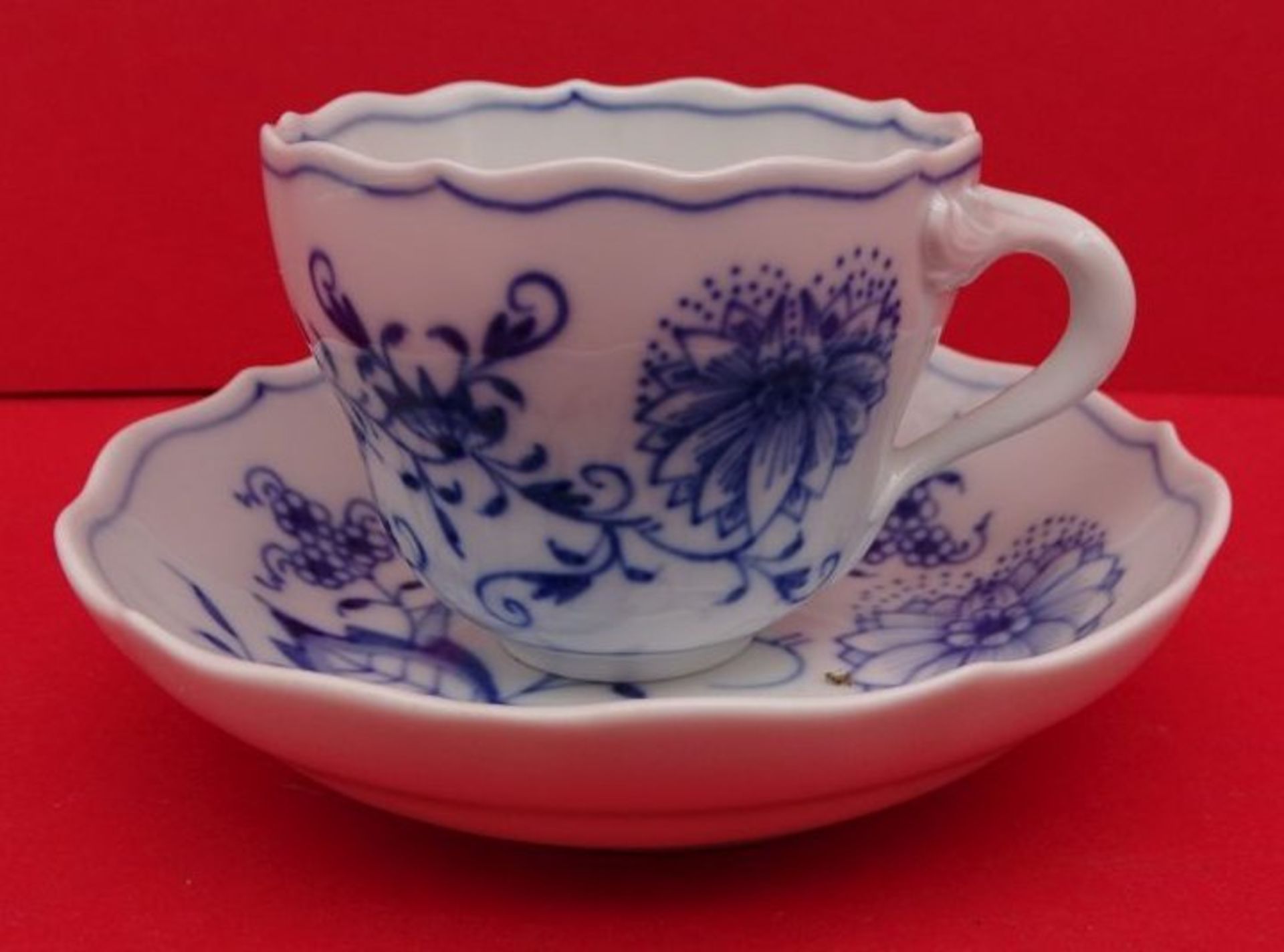 Moccatasse mit U.T. "Meissen " Zwiebelmuster, Jubiläumsmarke 1989, 1.Wahl