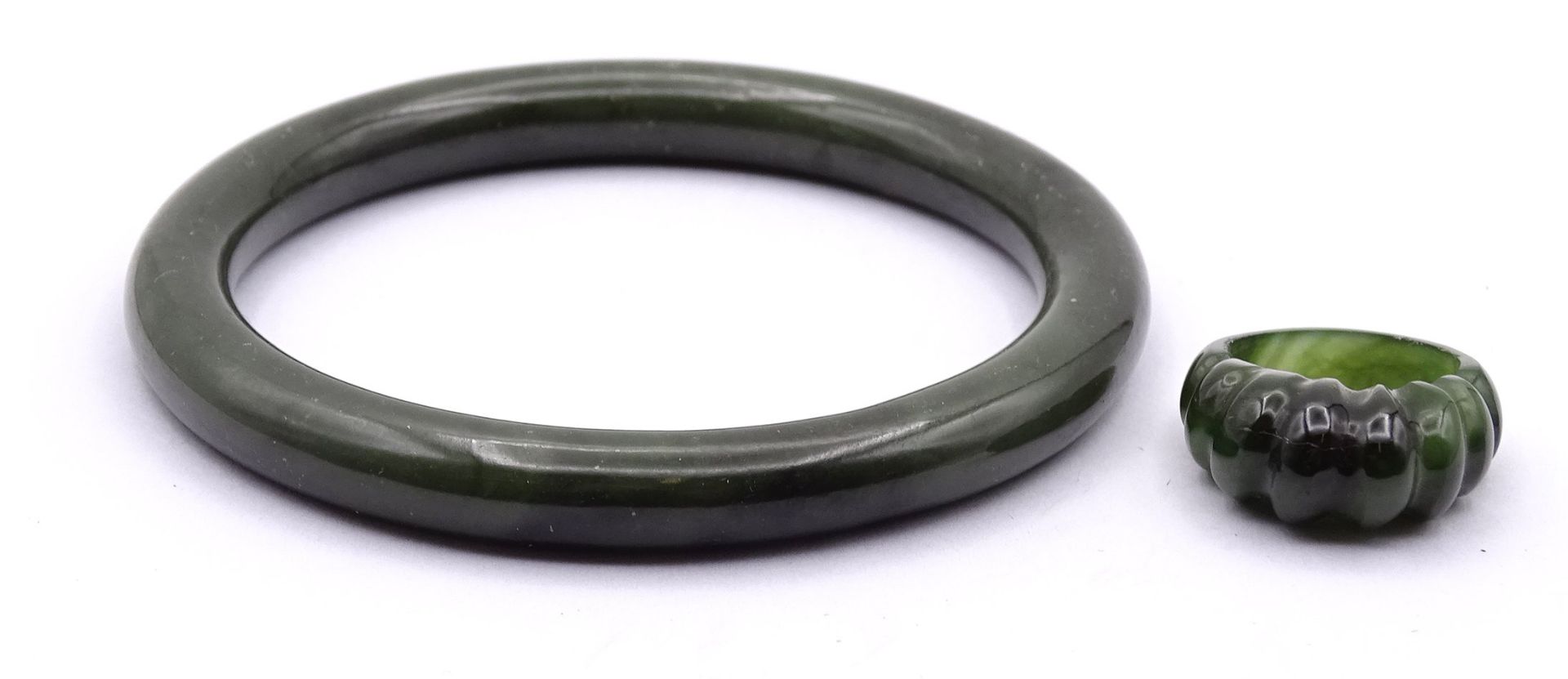 Nephrit Jade Armreif und Ring, zus. 51g., - Bild 2 aus 4