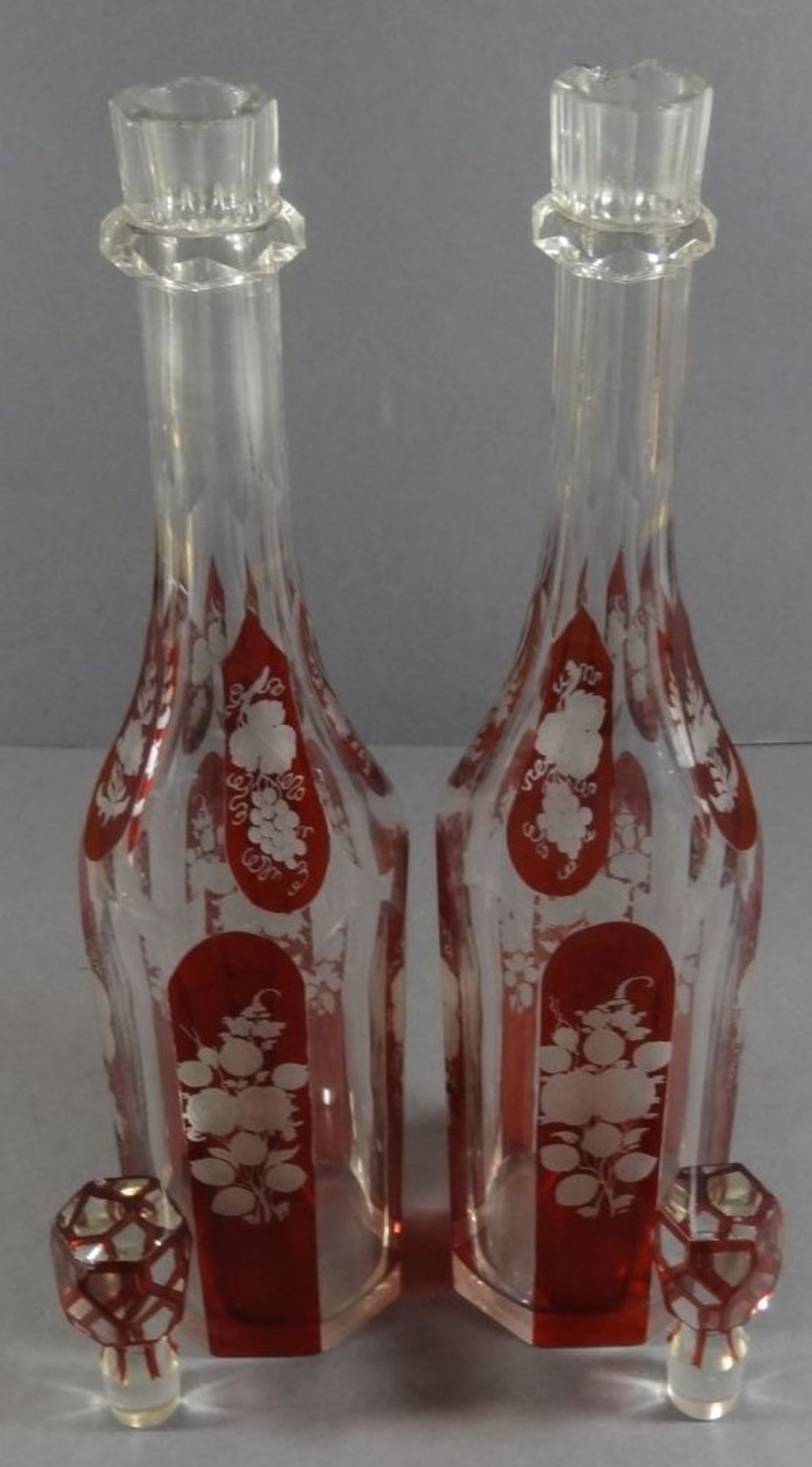 Paar hohe Karaffen (Essig-Öl?), Rosen-und Traubenschliff, rot gebeitzt, wohl Böhmen, um 1900, 1x a - Image 6 of 8