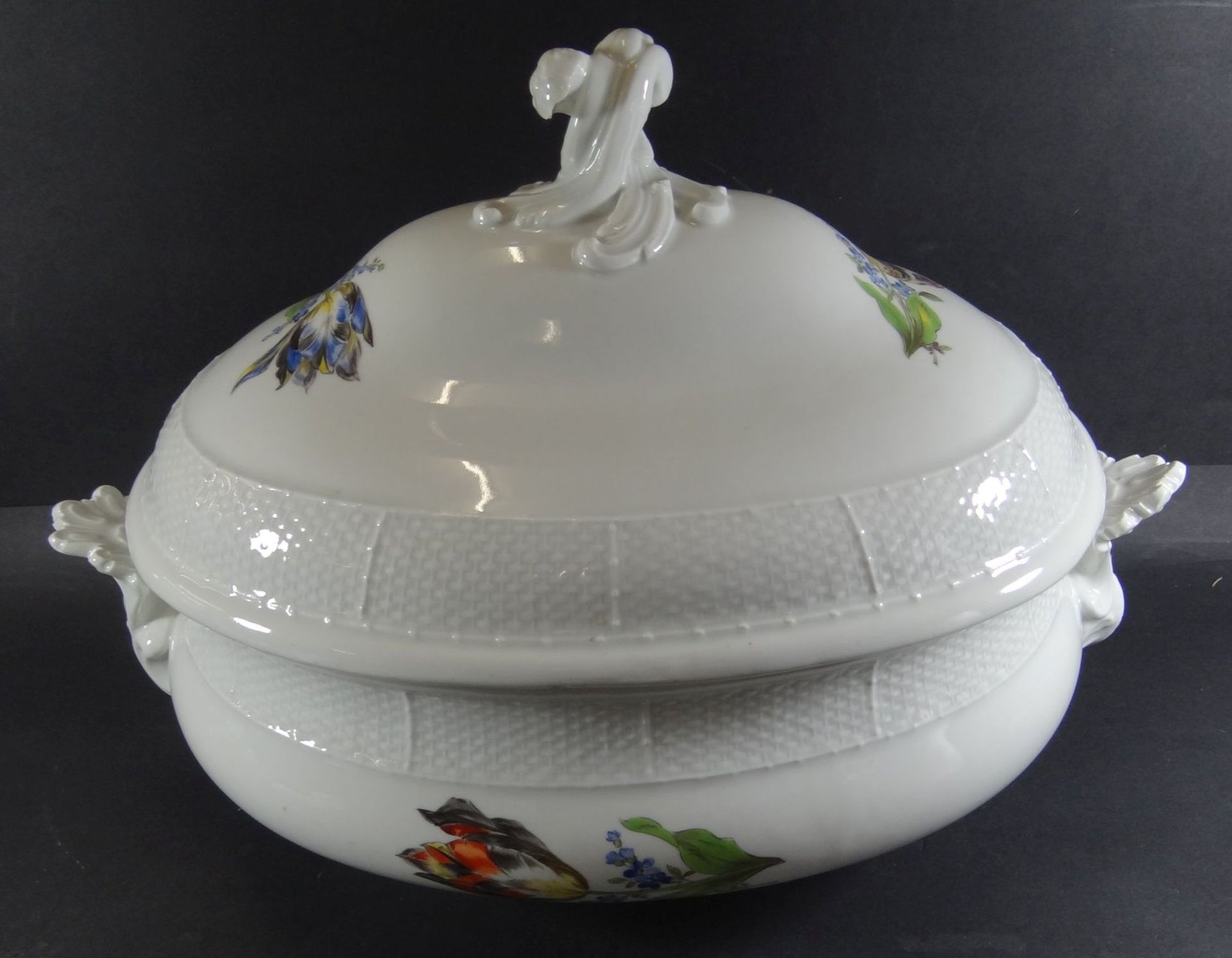 ovoide grosse Deckelterrine "Meissen" Blumendekor, Schwerter durchschliffen, H-24 cm, 32x22 cm, gu - Image 2 of 9