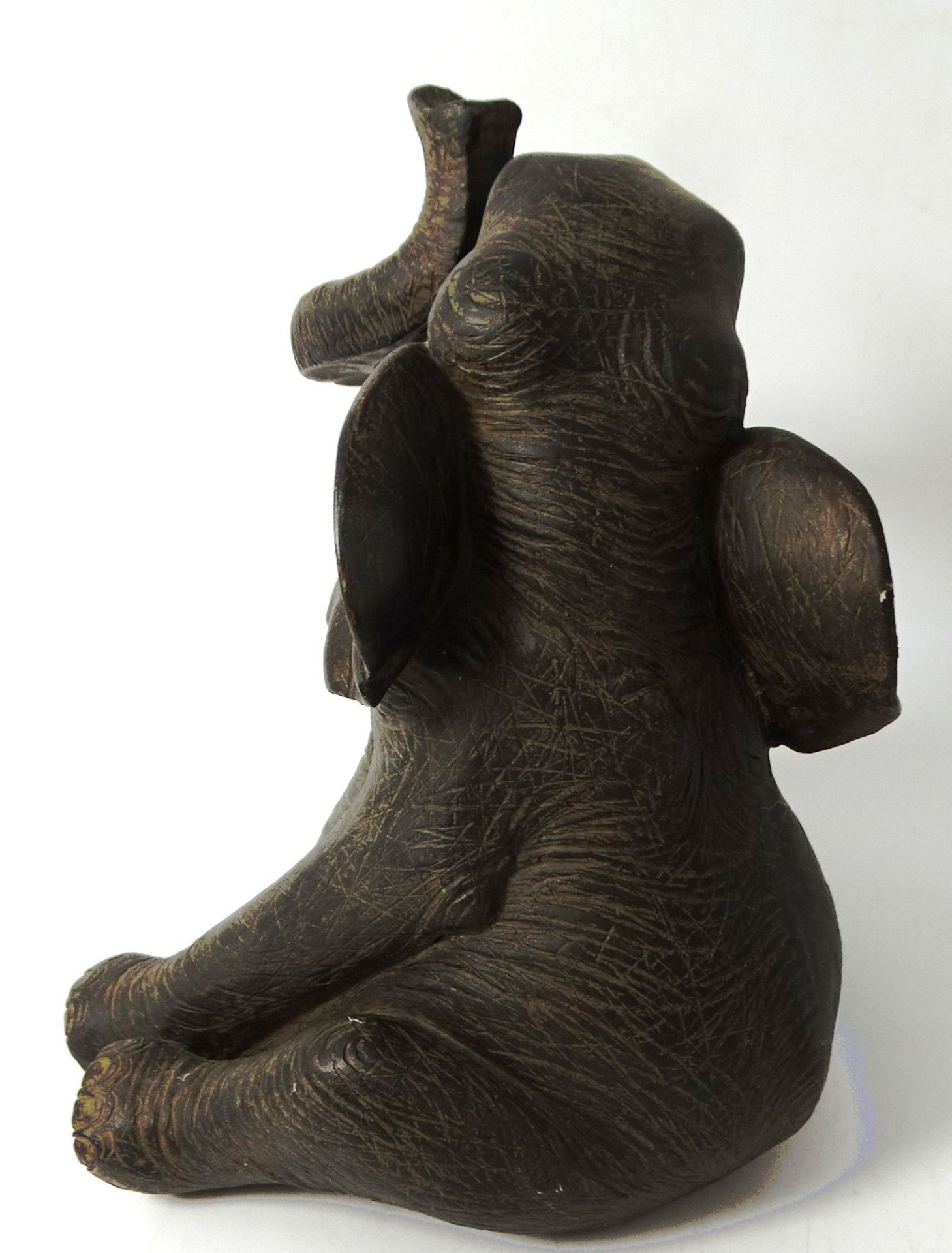 sitzender Elefant aus Polyresin, H-22 cm, eine Stossstange mit Abplatzer - Image 4 of 6