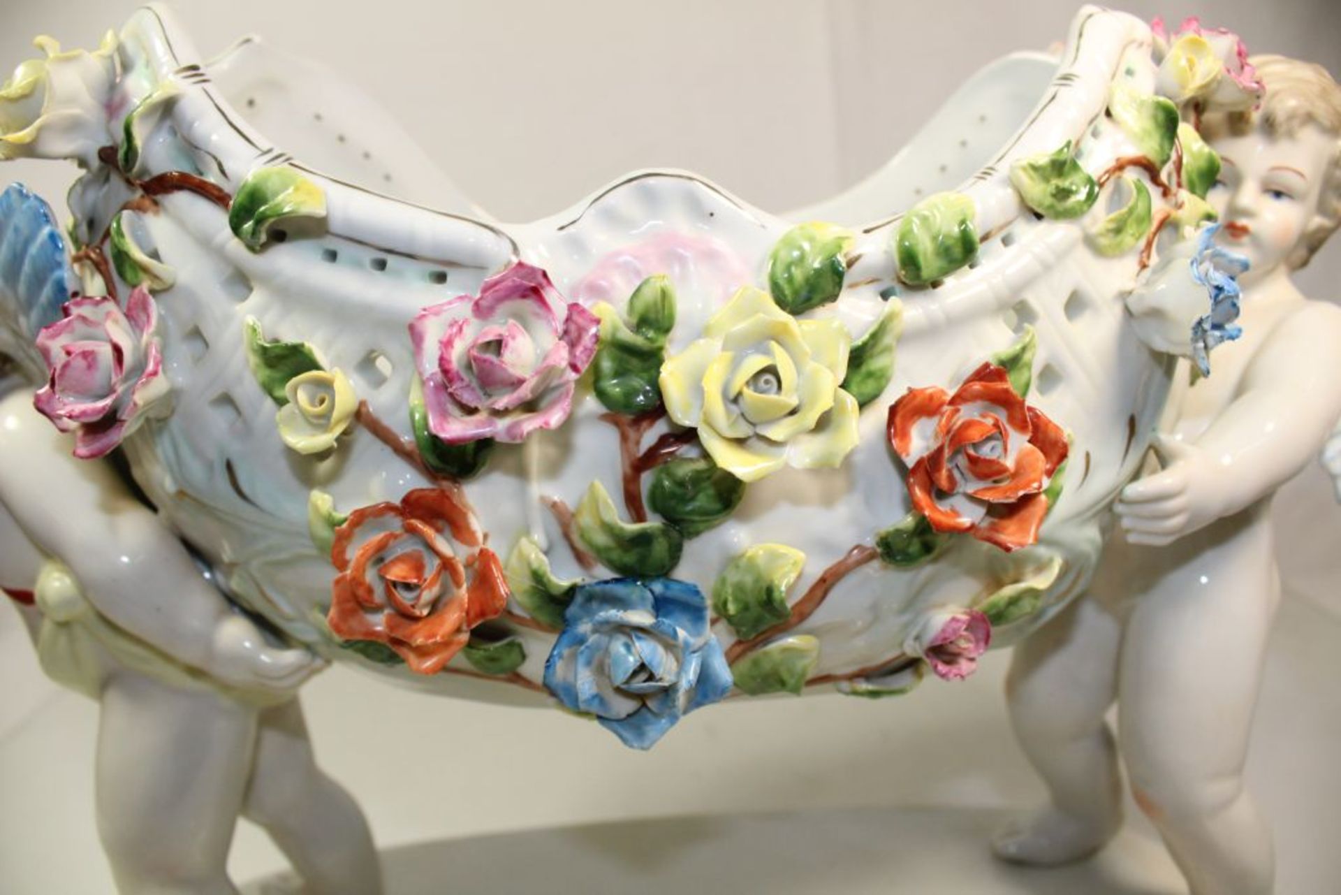 Tafelaufsatz, Schale getragen von 2 Puttis, aufgesetzte Blüten, unbekannte Marke, farbig staffiert, - Bild 6 aus 6