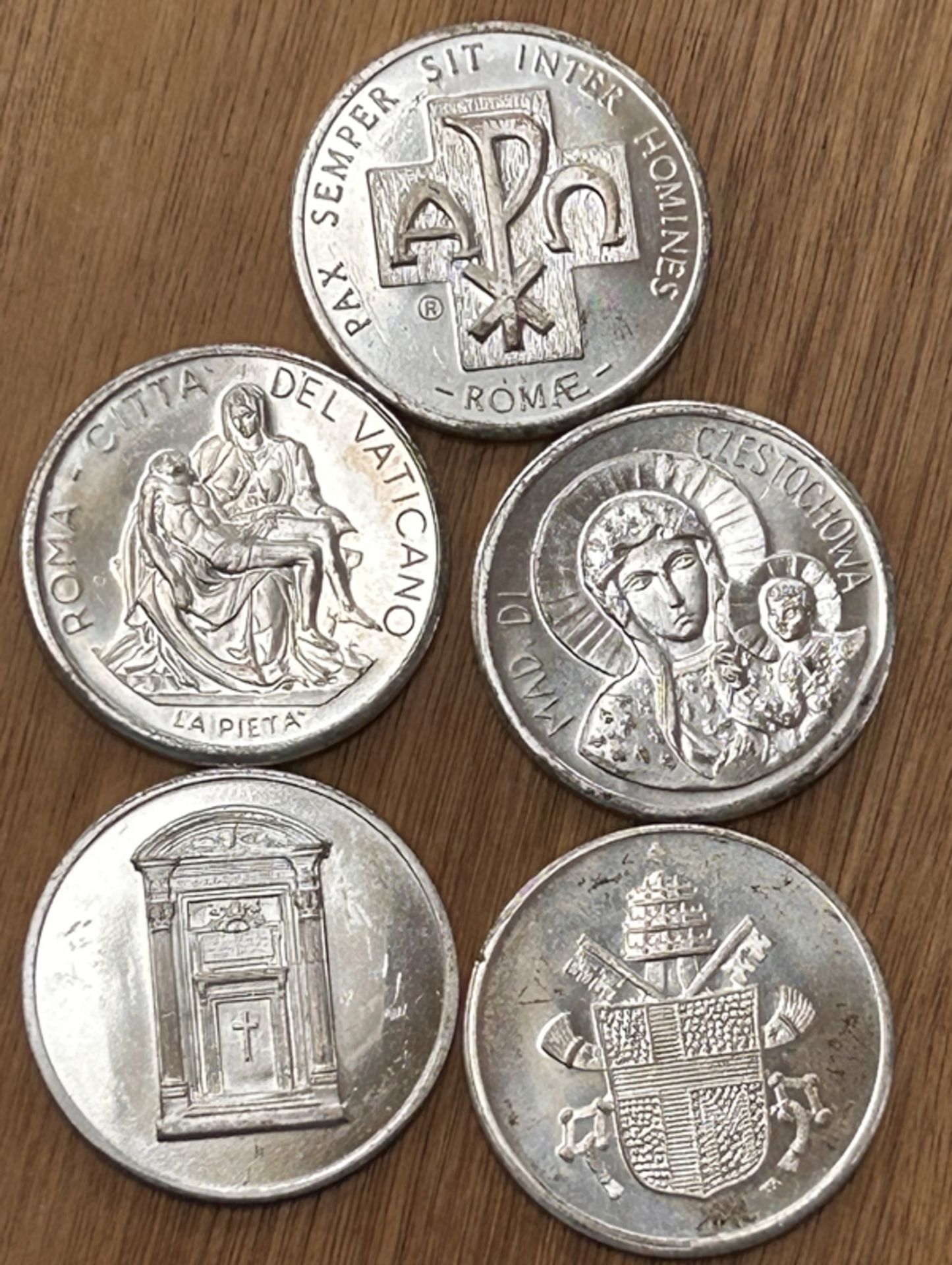 5 Medaillen Johannes Paulus II mit Vatikan Kunstwerken etc, versilbert, stempelglasz - Bild 2 aus 3