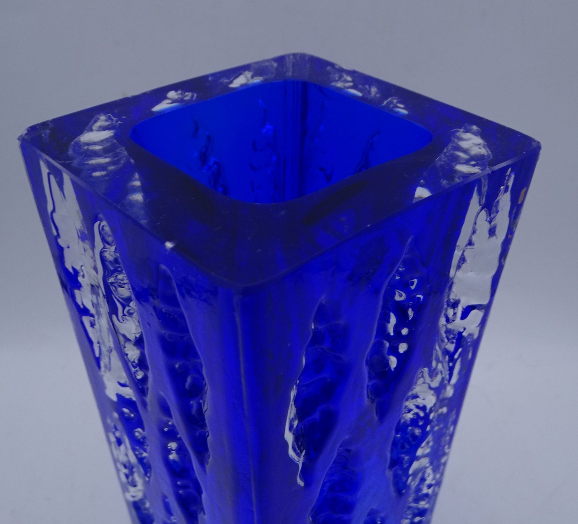 blau/klare  dicke Kunstglasvase, H-18 cm, 8x8 cm, Rand oben mehrere kl. Abplatzer0 - Bild 3 aus 5