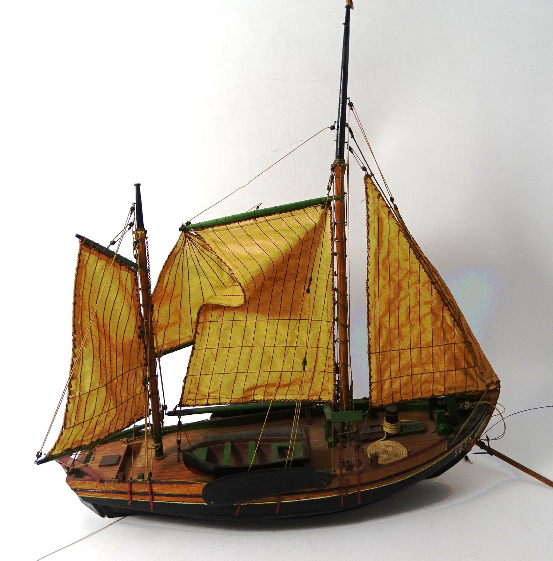 Holzmodell eines Fischkutters, überholungsbedürftig, H-40 cm, L-46 cm, Bugspriet abgebroche4n, aber - Bild 3 aus 6