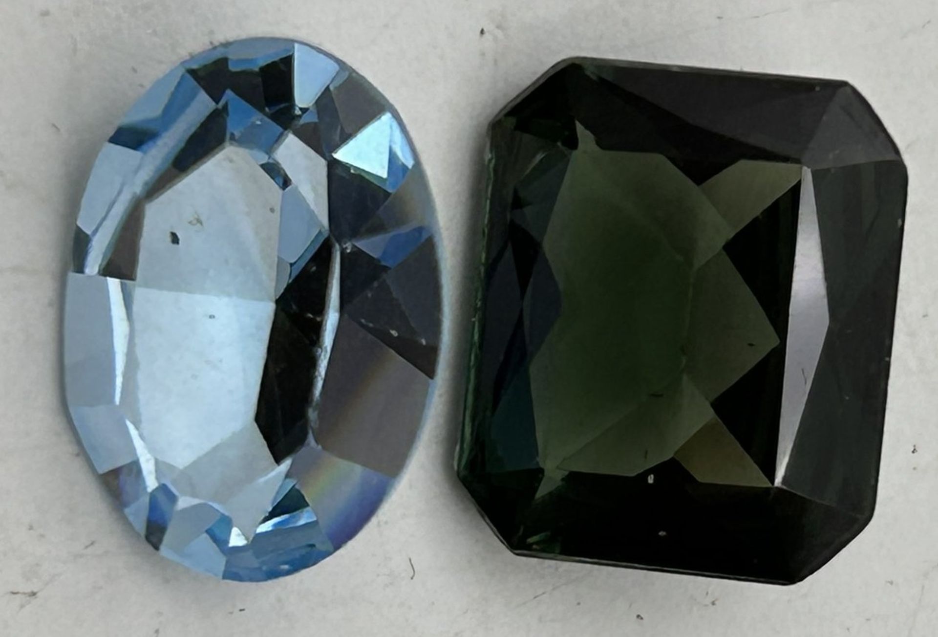 2 Edel-Steine, hellblau und grün, mit Schliff