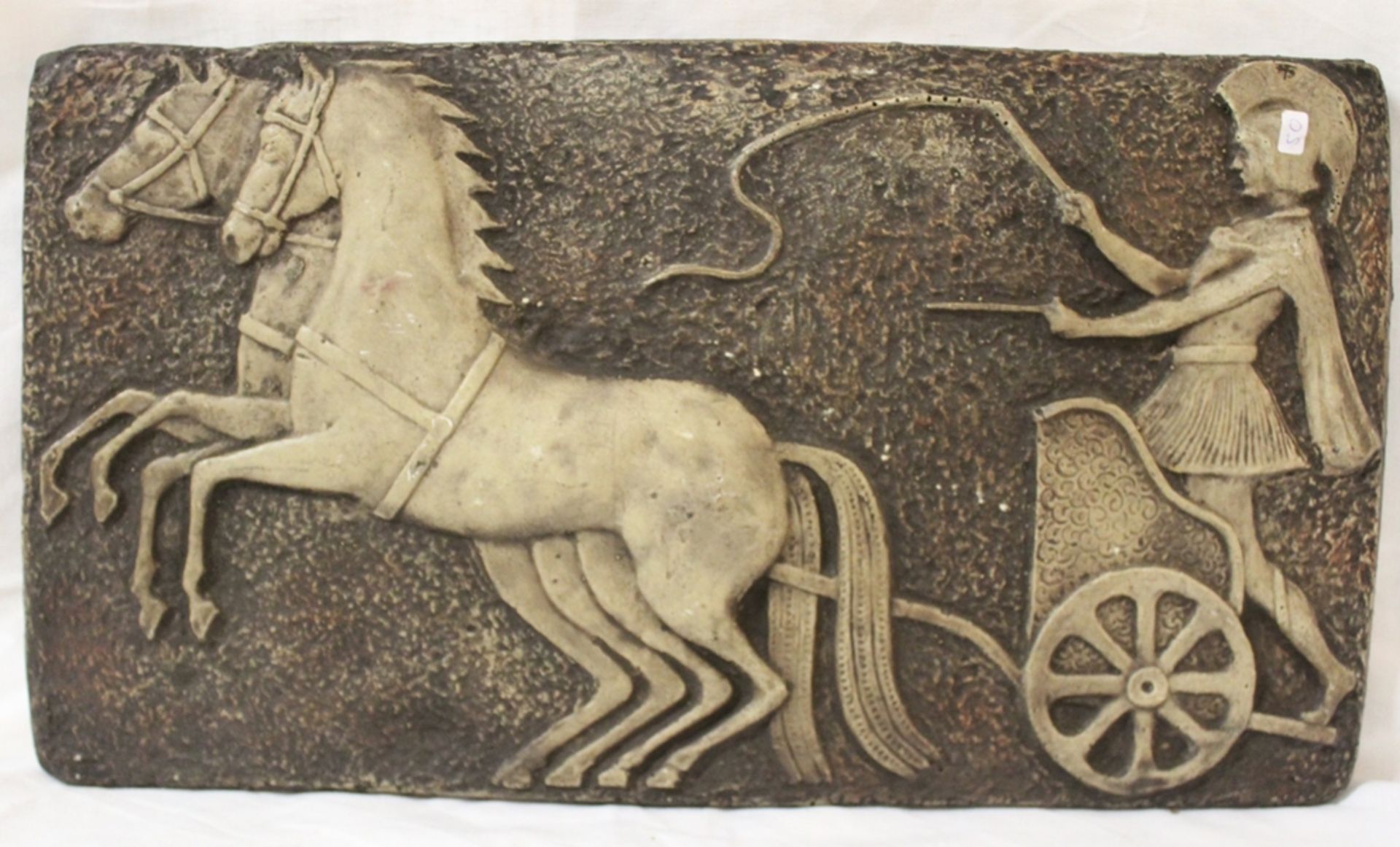 Steinplatte mit Streitwagen-Relief, verso bezeichnet, ca. 38 x 50cm.