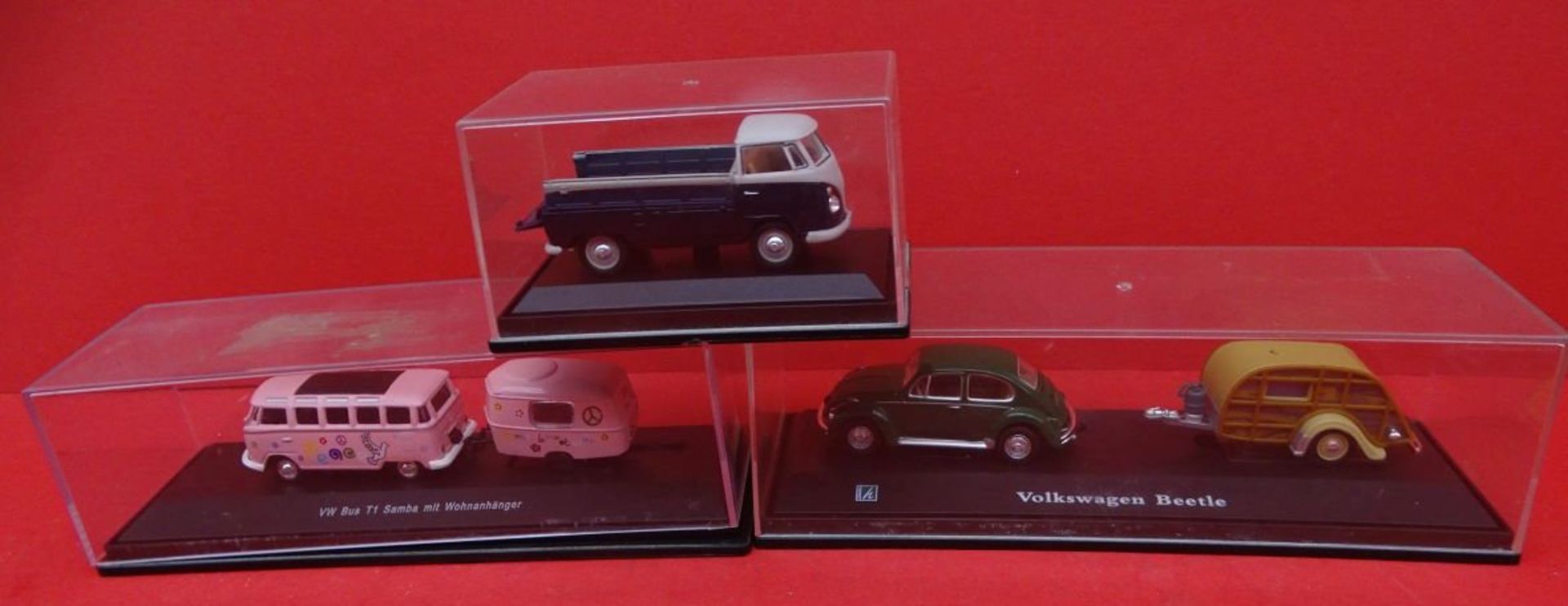 3x VW Modelle in Display,2x davon mit Wohnwagen "Hongwell" 1:43