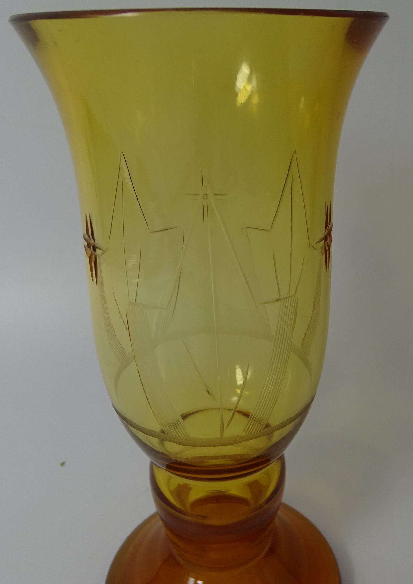 Art Deco Vase, bernsteinfarben (Foto Farben verfälscht!), beschliffen, H-18 cm - Bild 4 aus 6