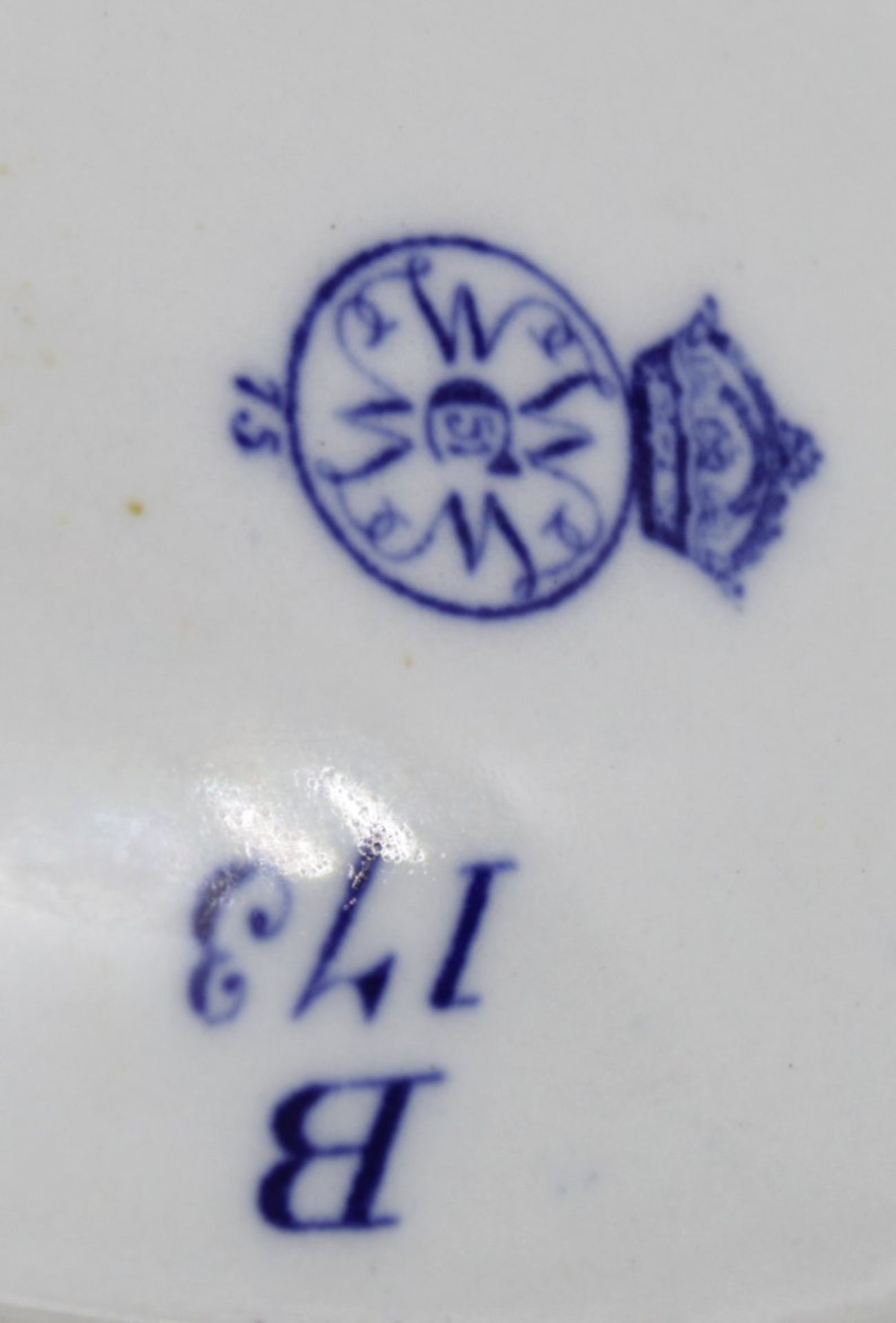gr. Terrine auf Stand sowie gr. Platte, wohl England um 1900, blaues Dekor, Terrine mehrfach Abplat - Bild 5 aus 10