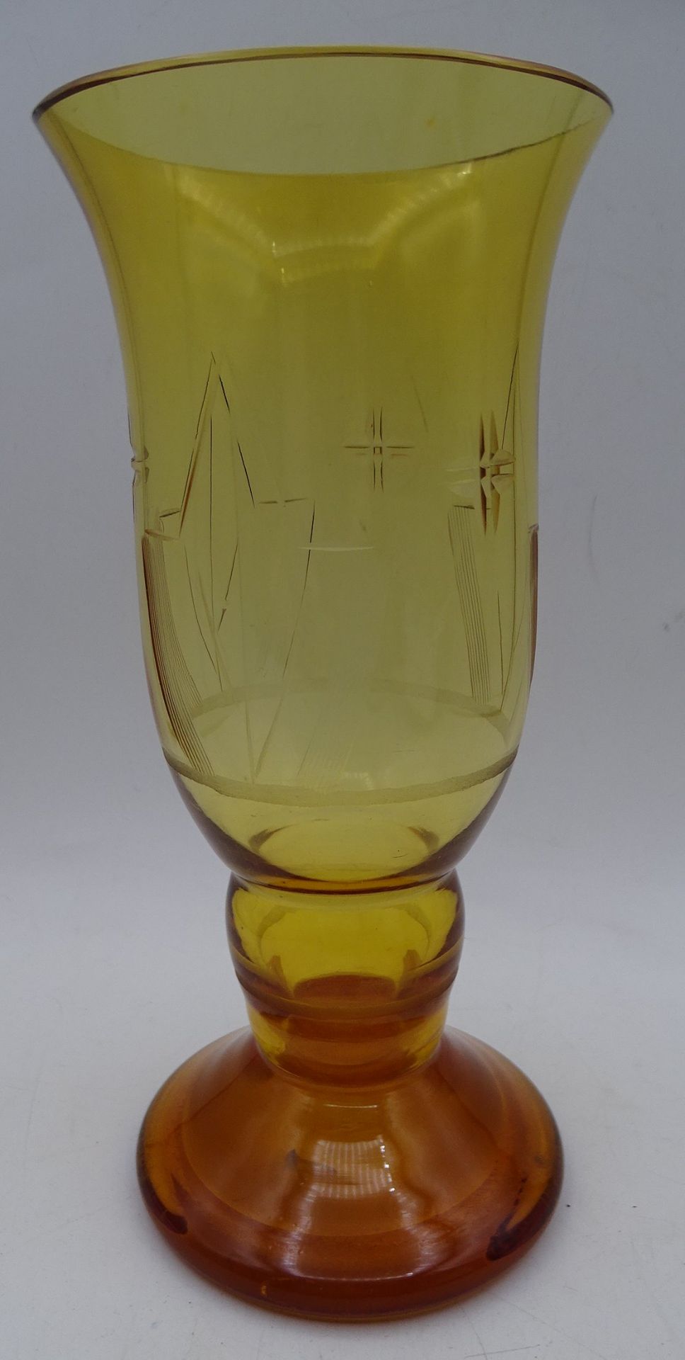 Art Deco Vase, bernsteinfarben (Foto Farben verfälscht!), beschliffen, H-18 cm - Bild 2 aus 6