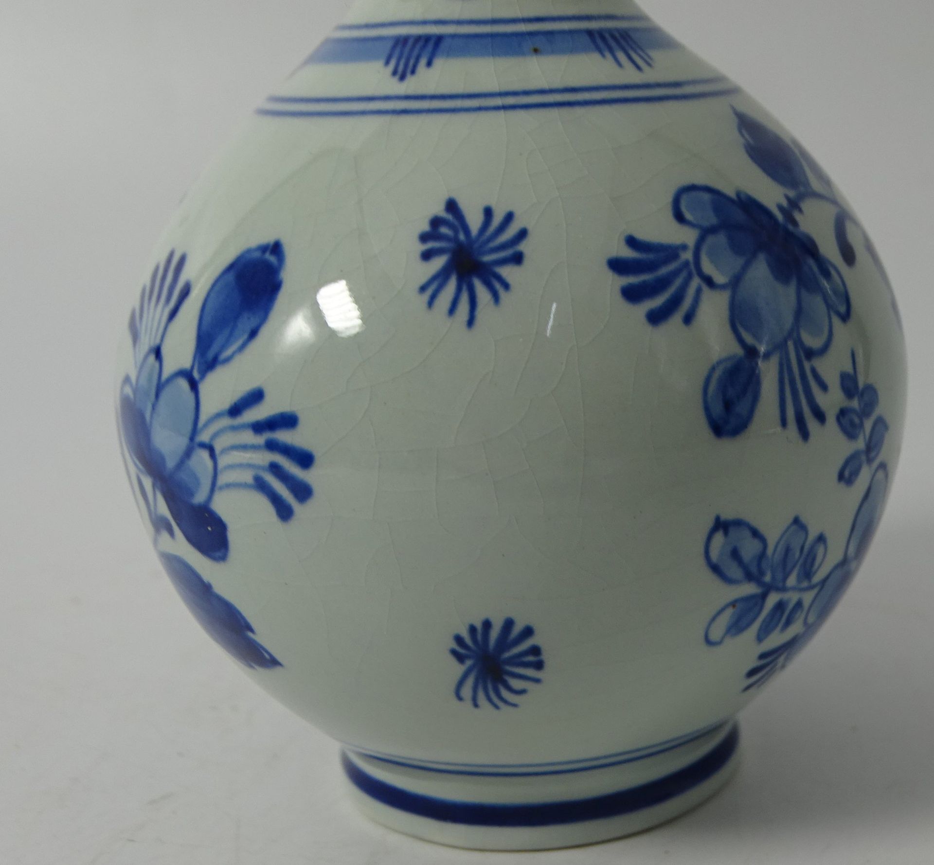 3 Teile Delft mit Blaumalerei Delft Vase mit Blaumalerei, H.-21 cm, Krug , Stand mit Abplatzer, H-1 - Bild 11 aus 12