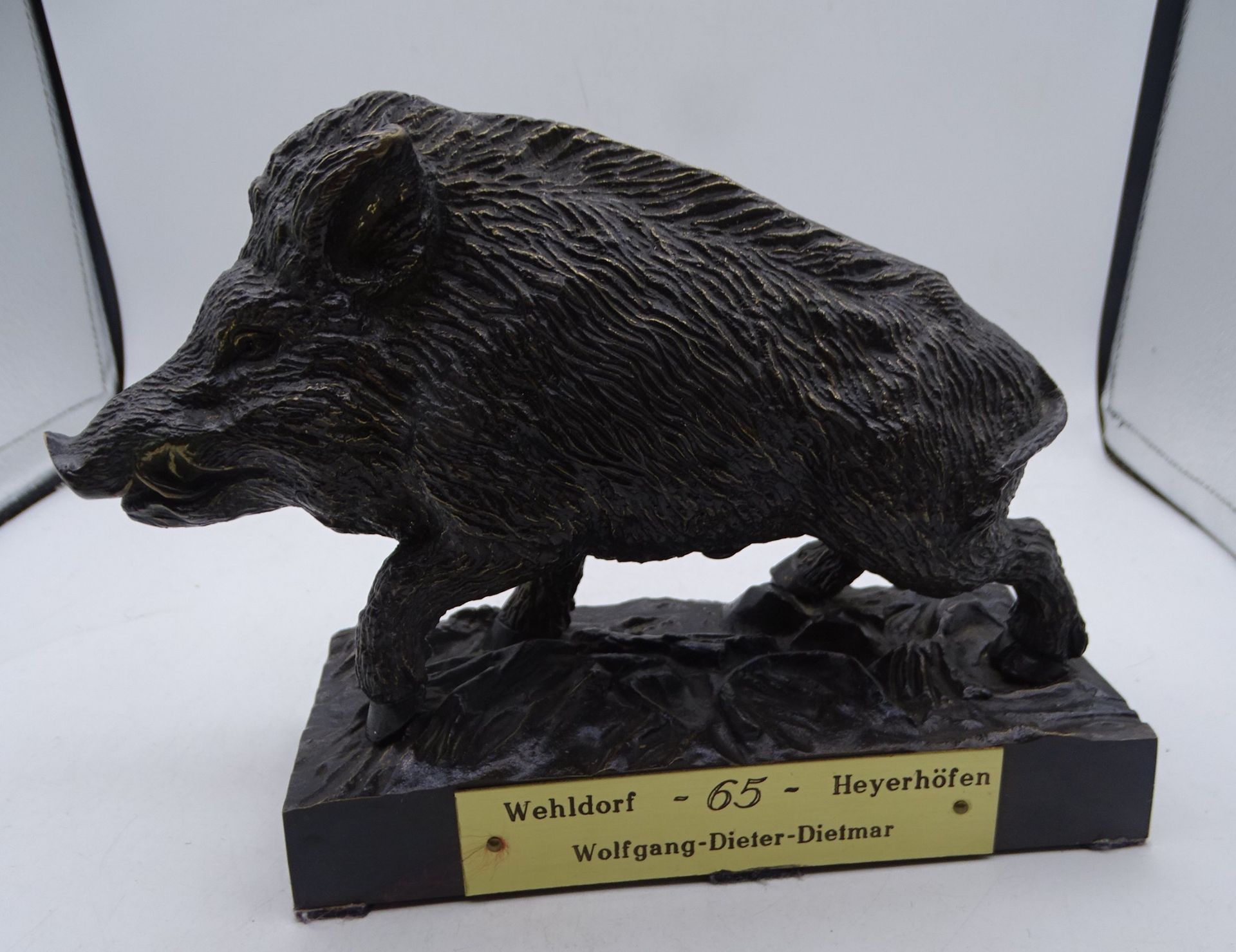 schweres Bronze Wildschwein, H-15  cm, L-16 cm, seitl.  ein Schild - Bild 3 aus 6