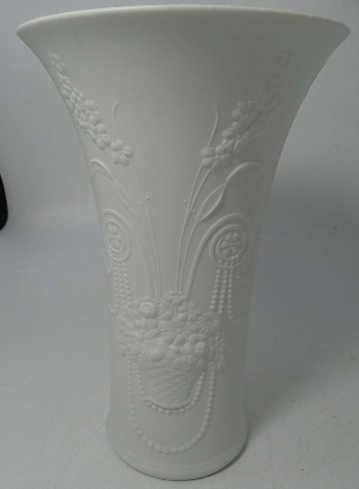 Vase mit Reliefdekor "Kaiser" in Boden signiert, H-23 cm, D-15 cm - Bild 2 aus 4