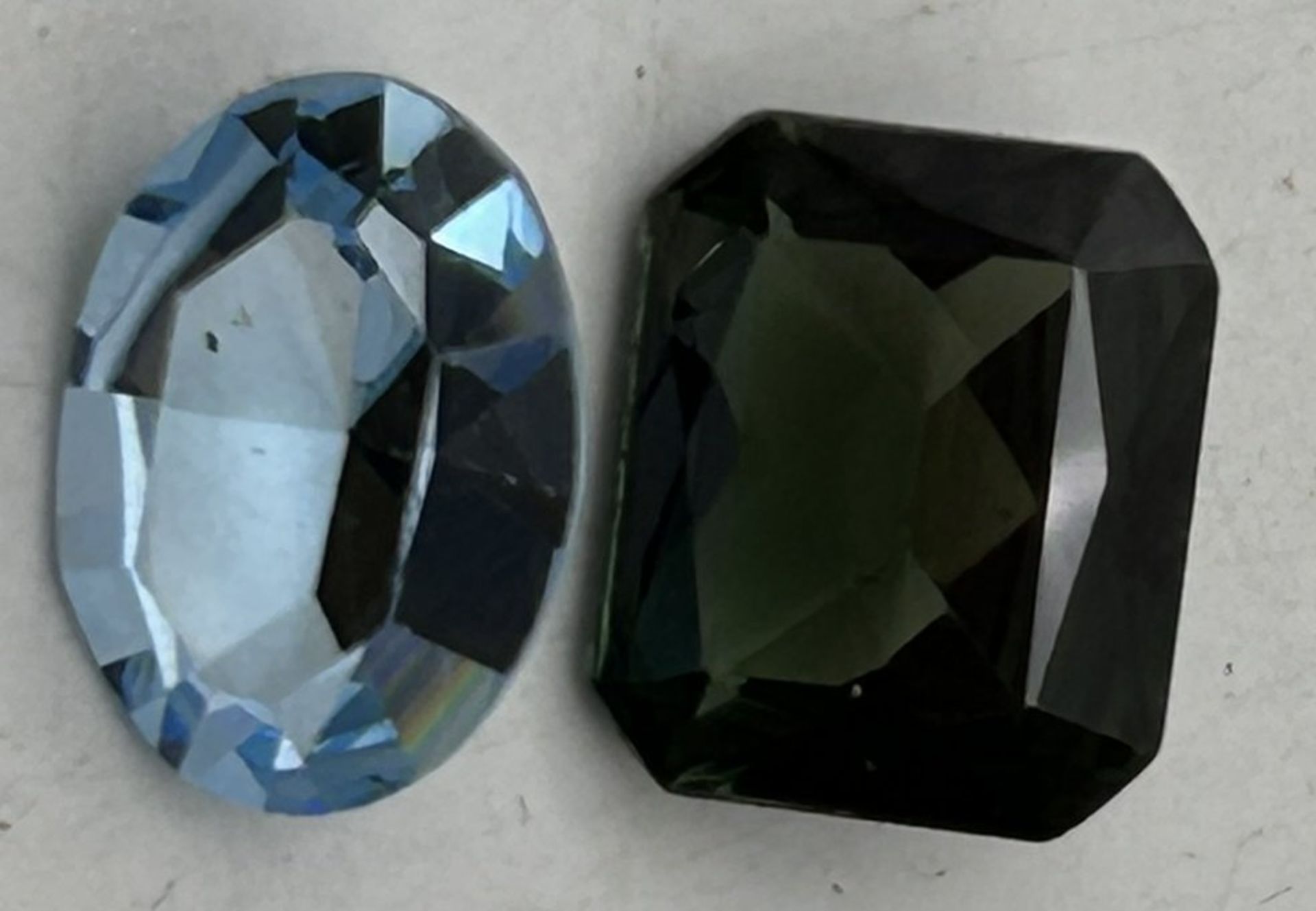 2 Edel-Steine, hellblau und grün, mit Schliff - Image 2 of 5