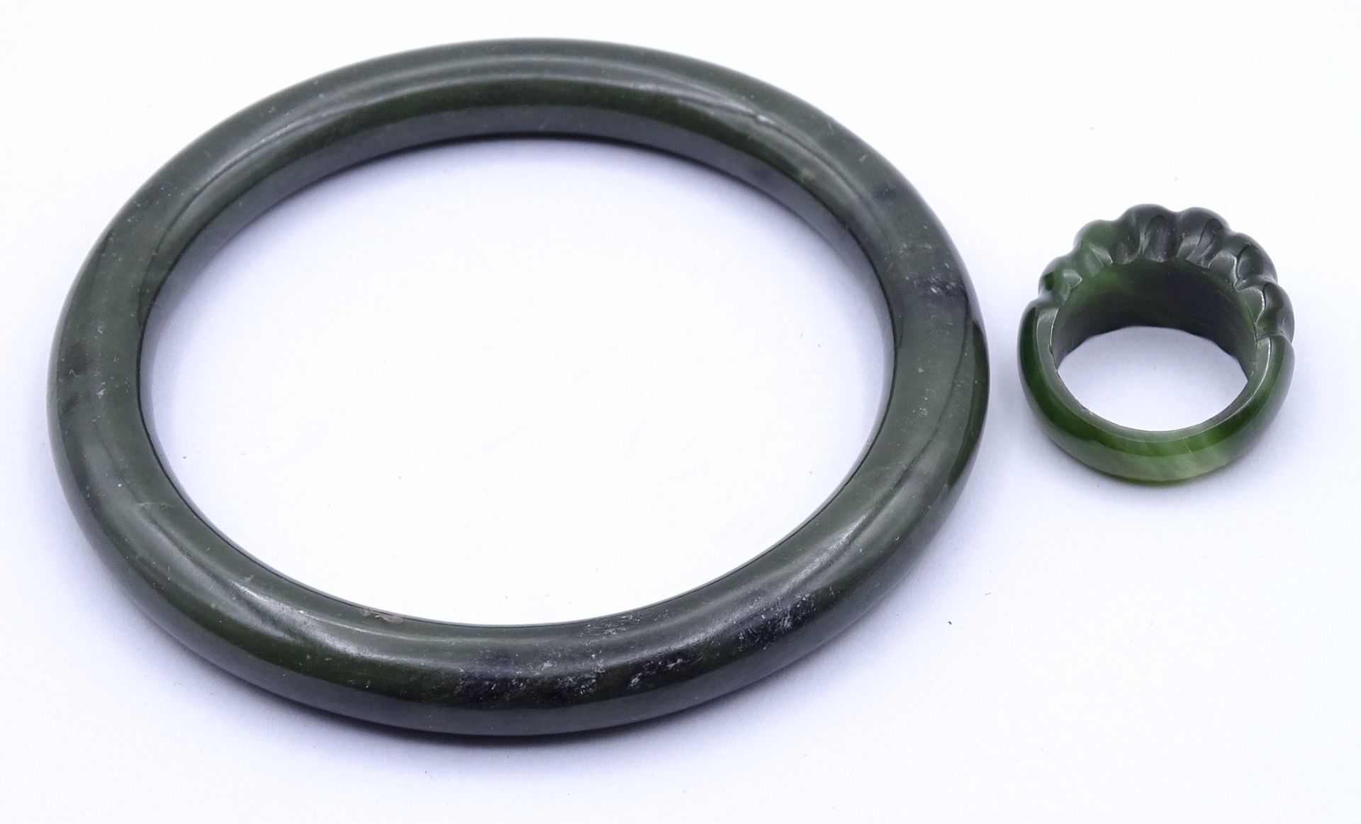 Nephrit Jade Armreif und Ring, zus. 51g., - Image 4 of 4