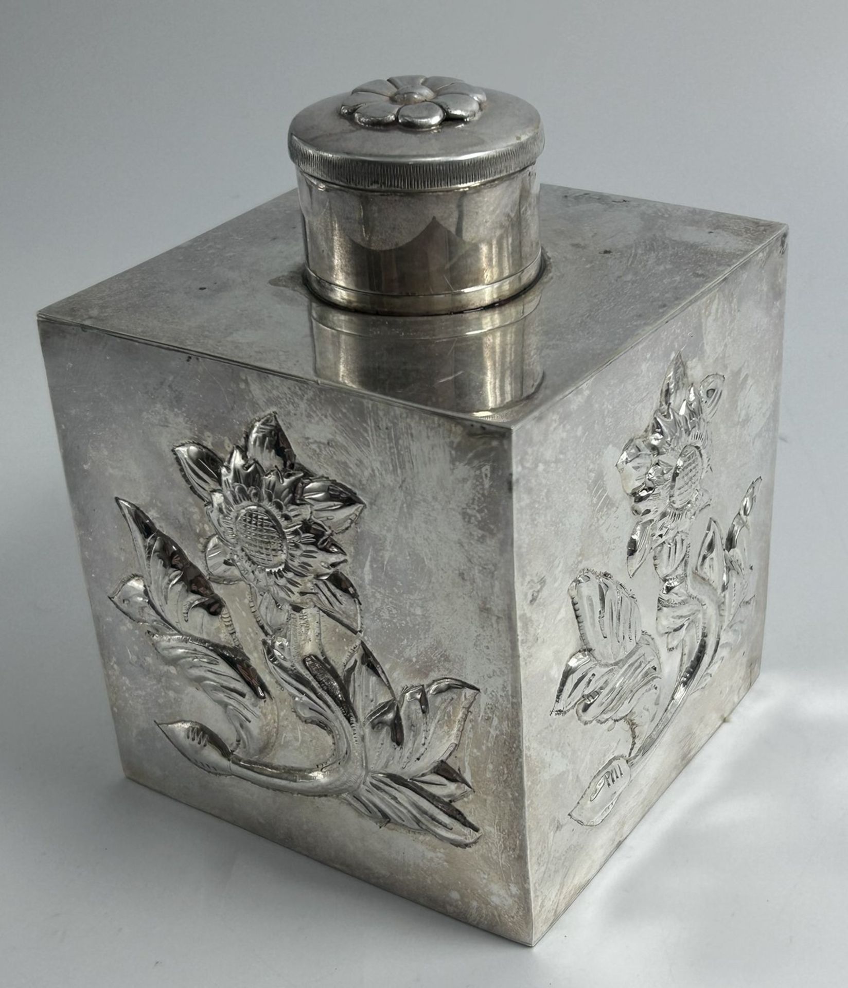 gr. Teedose oder ähnliches, Schraubverschluss, versilbert, allseitig Blumenrelief, H-15 cm, 10,5x10 - Image 4 of 4