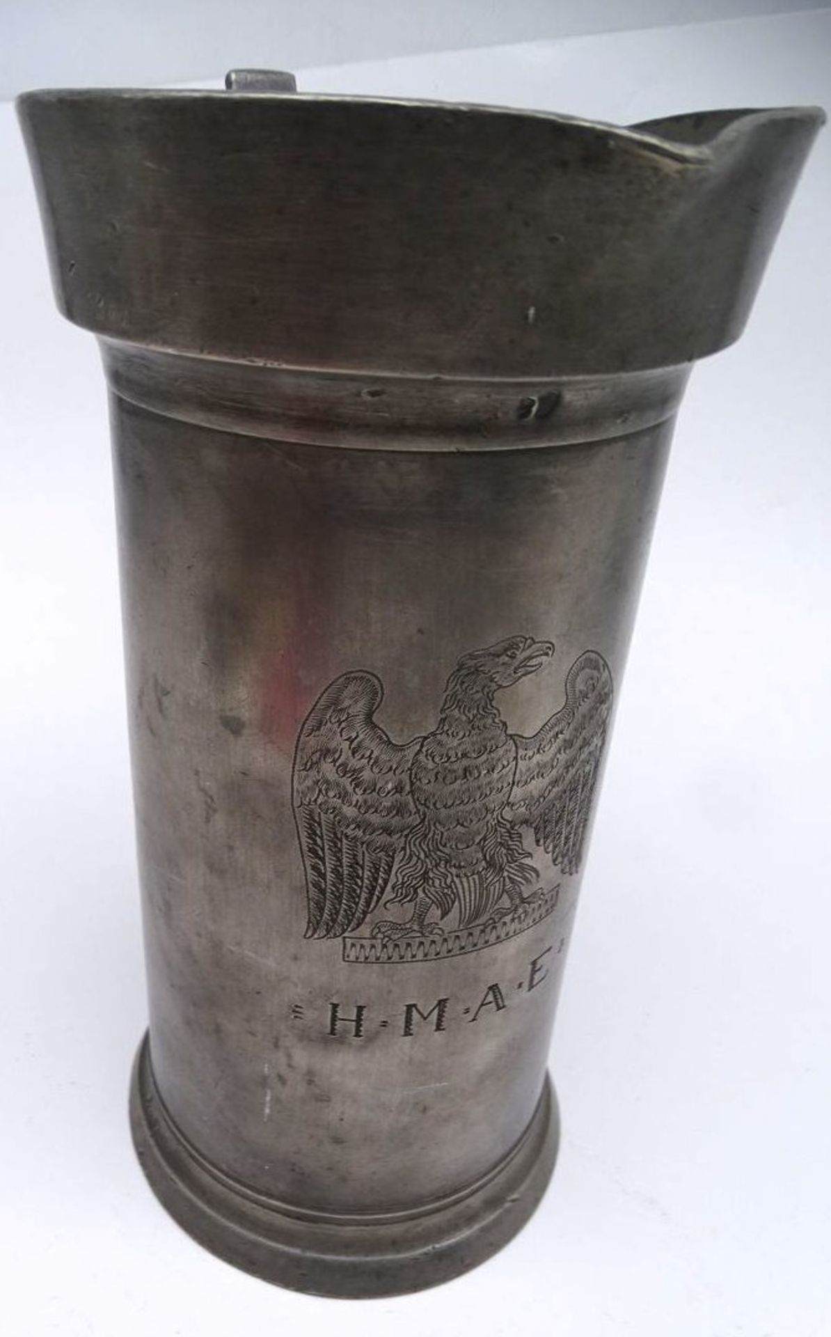 gr. Zinn Bierkrug mit Adler-Gravur, H-26 cm, div. Punzen,