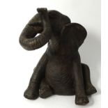 sitzender Elefant aus Polyresin, H-22 cm, eine Stossstange mit Abplatzer