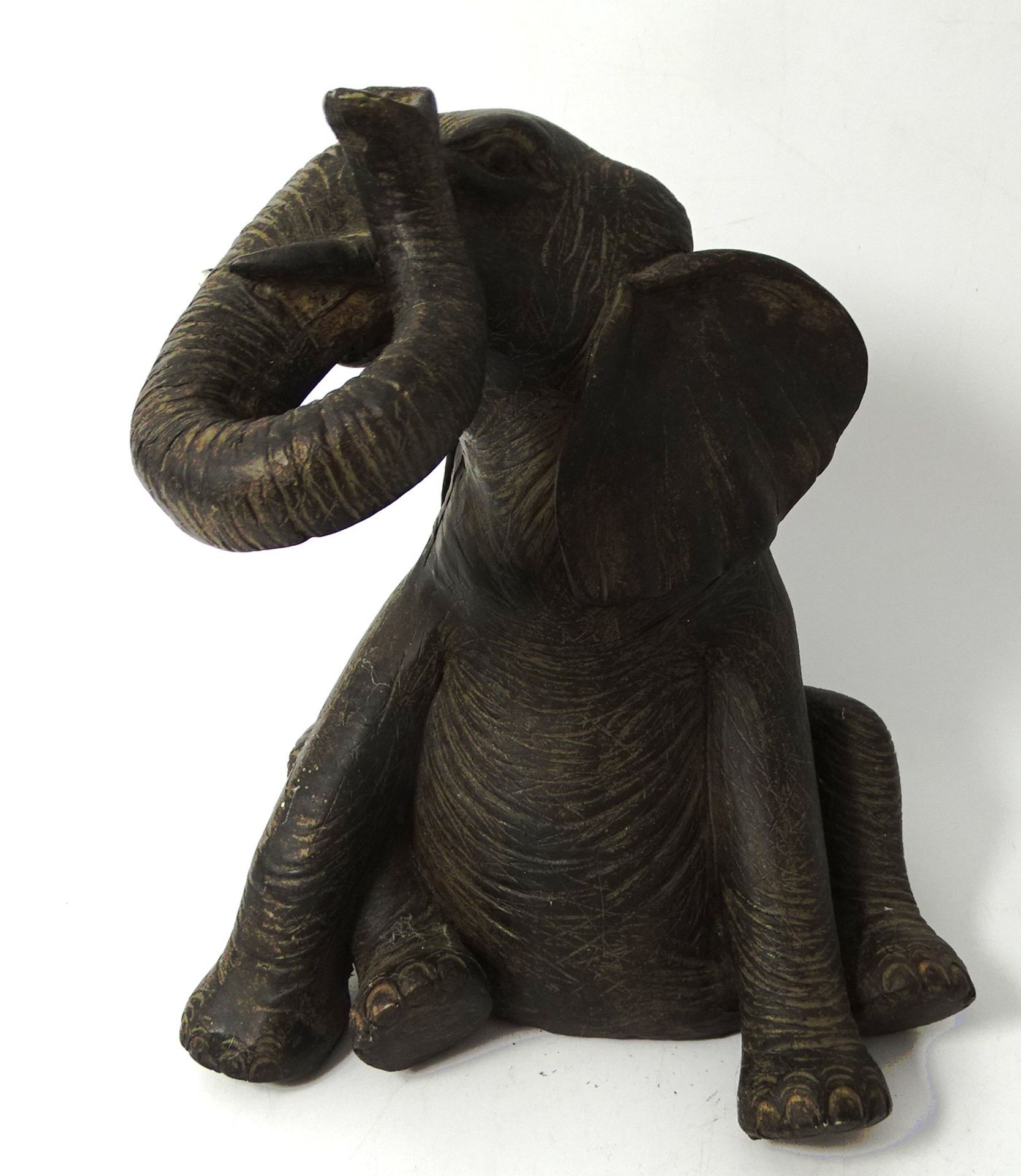 sitzender Elefant aus Polyresin, H-22 cm, eine Stossstange mit Abplatzer