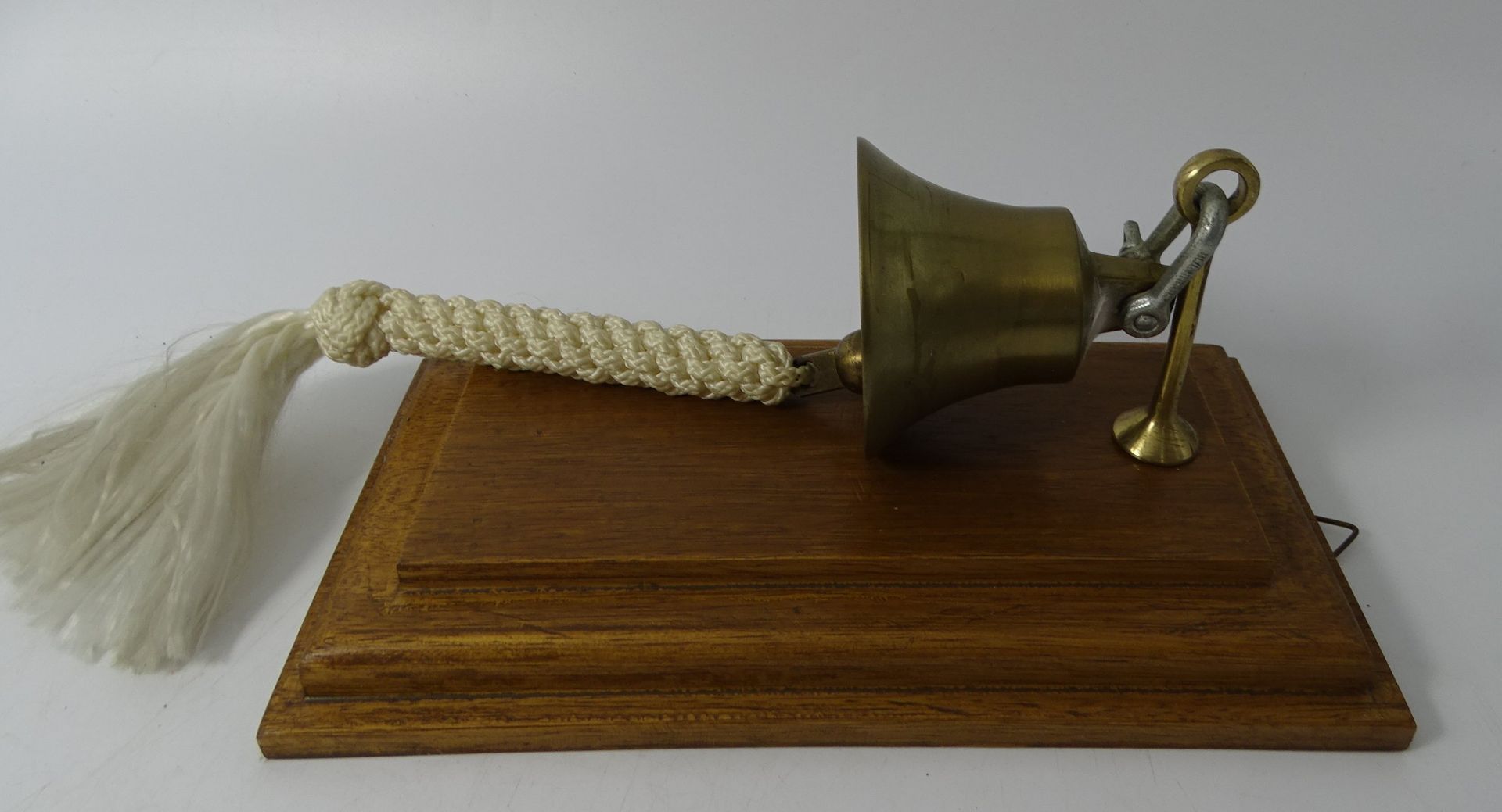 kl. Schiffsglocke auf Holzbrett mit Tau, Messing, 23x12 cm - Bild 3 aus 4