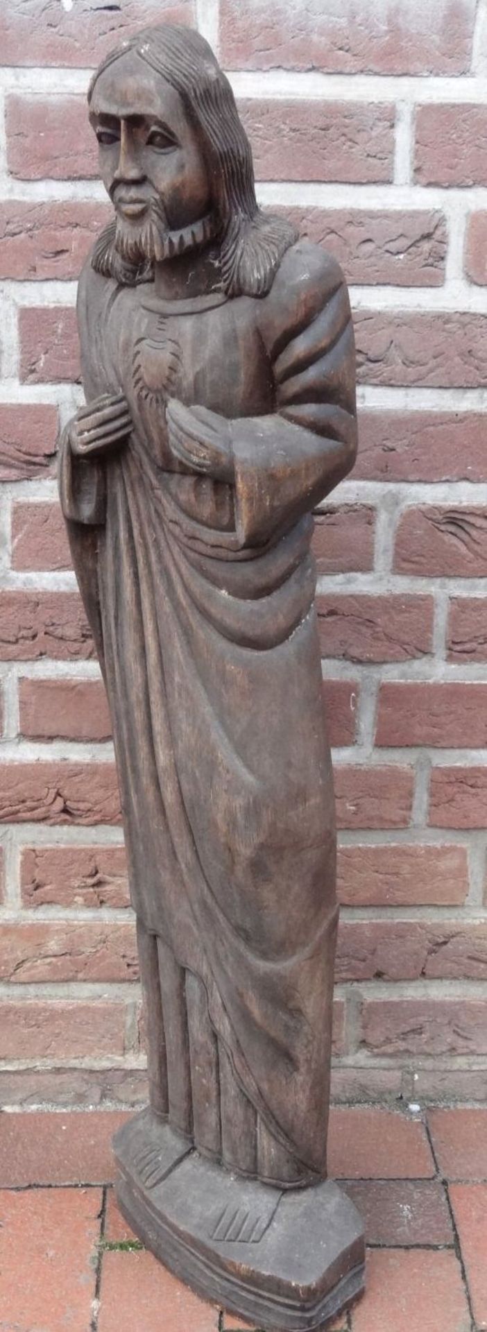 hohe Jesus-Statue, halbplastisch aus Holz geschnitzt, 104 cm, - Bild 6 aus 8
