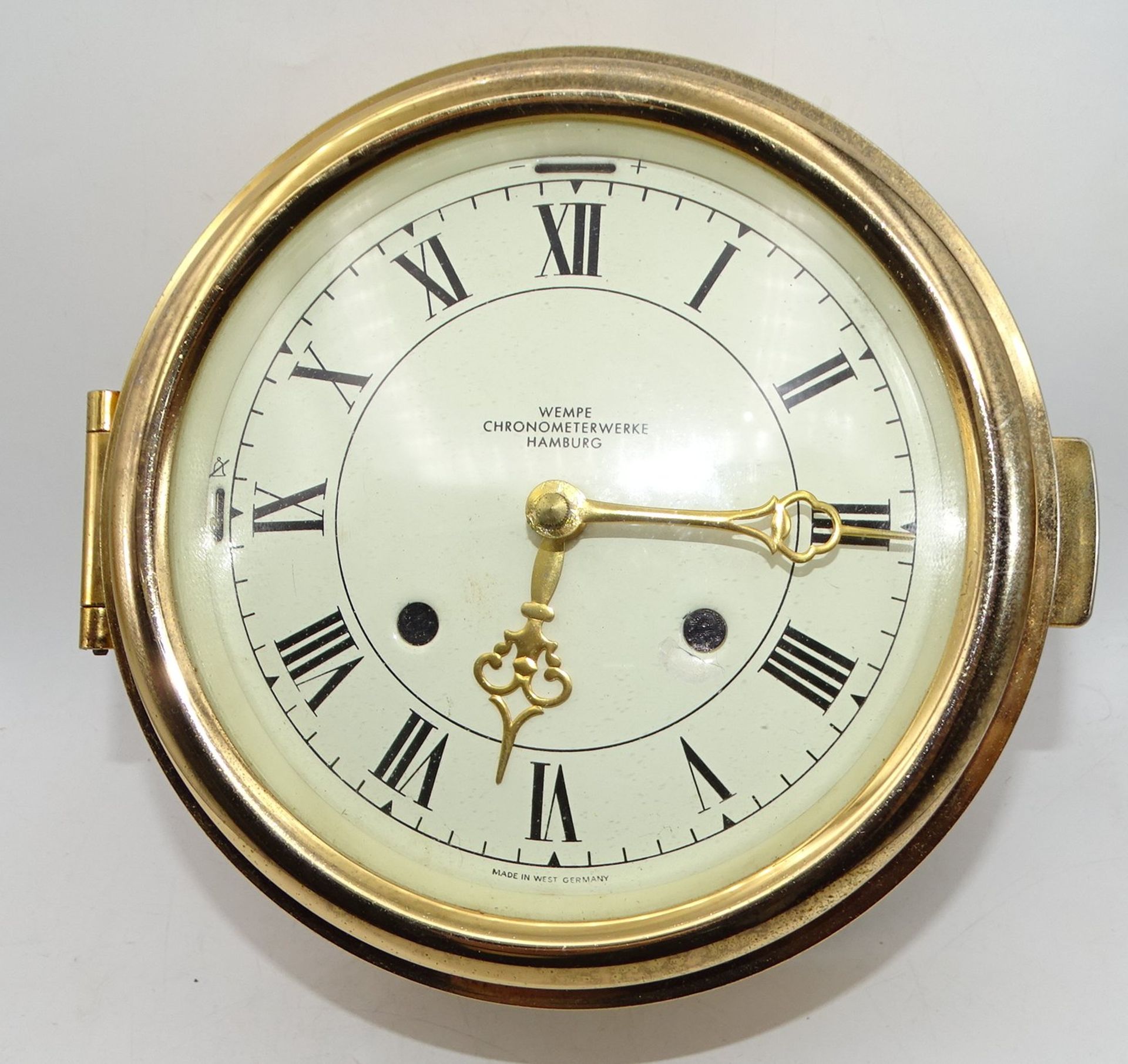 gr. Messing Schiffsuhr "Wempe Chronometerwerke Hamburg" bezeichnet, Batteriewerk, D-ca. 19 cm, T-10