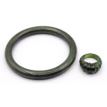 Nephrit Jade Armreif und Ring, zus. 51g.,