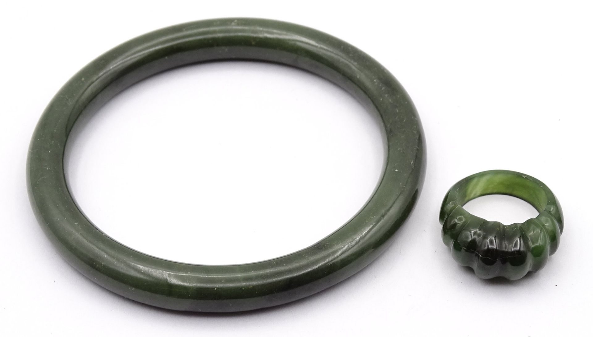 Nephrit Jade Armreif und Ring, zus. 51g.,