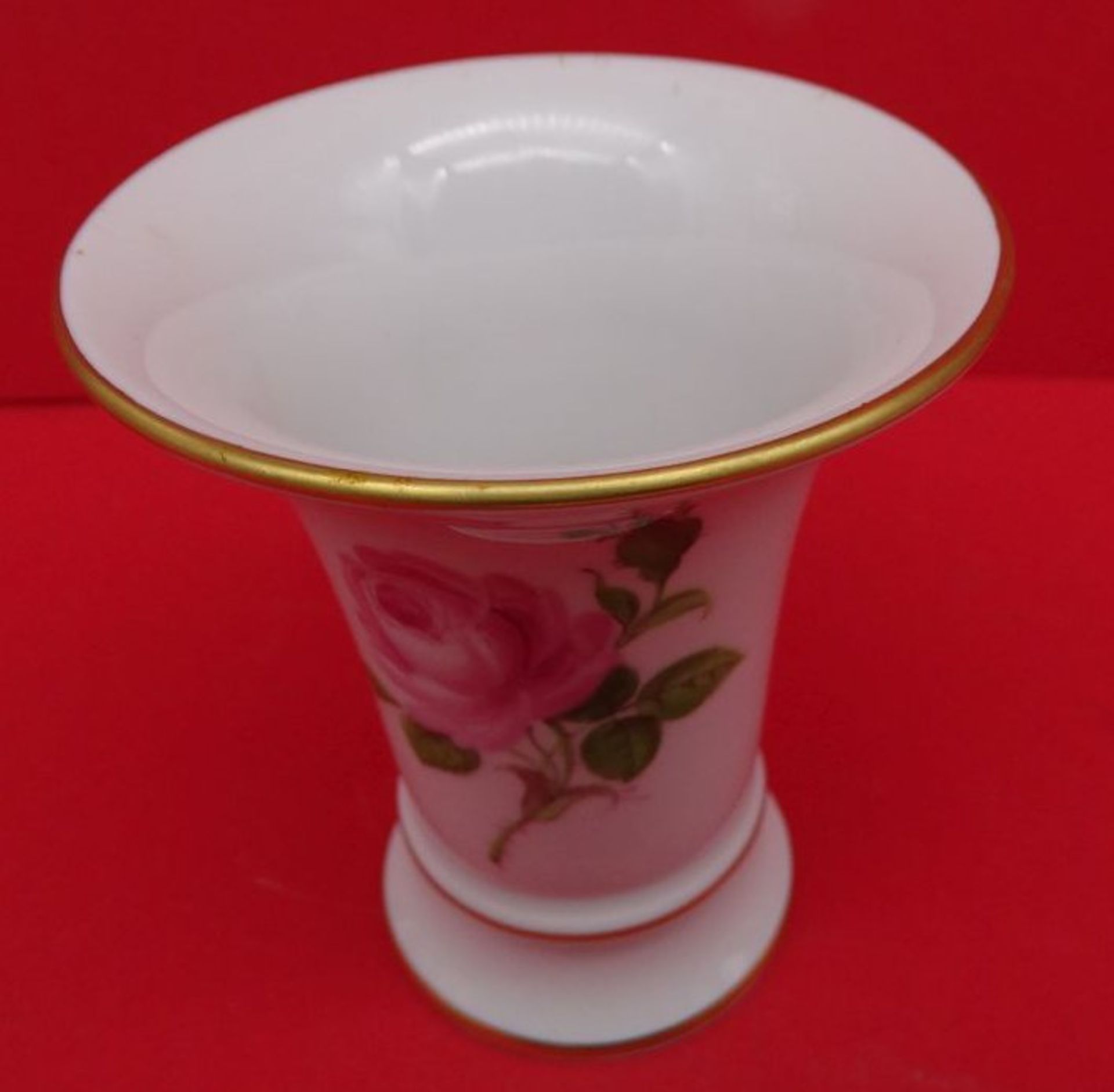 kl. Vase "Meissen" Rote Rose, 1.Wahl, H-9,5 cm - Image 3 of 4