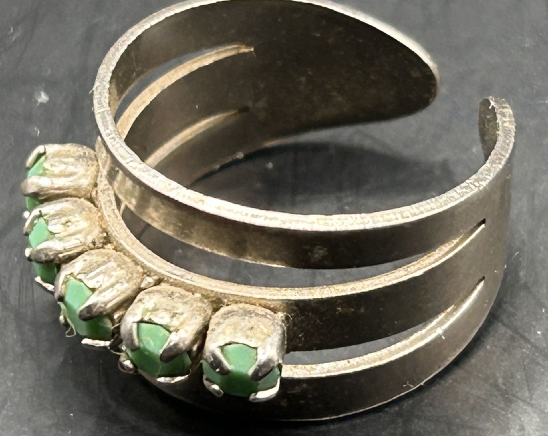 offener Silberring mit 5 grünen Steinen, 2,6 gr - Bild 3 aus 3