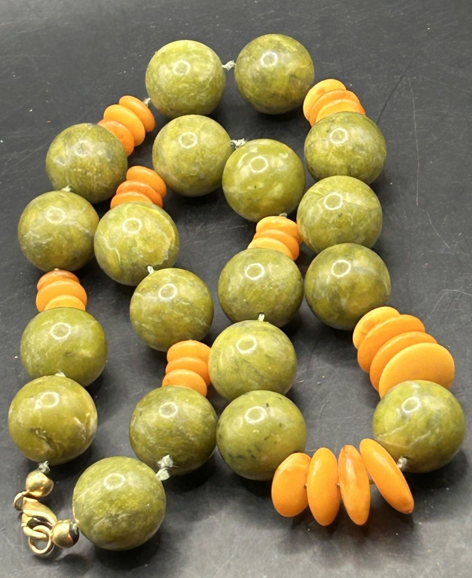 natürliche grüne und gelbe Jade-Kette, L-46 cm, 111 gr., L-ca. 46 cm - Bild 2 aus 2