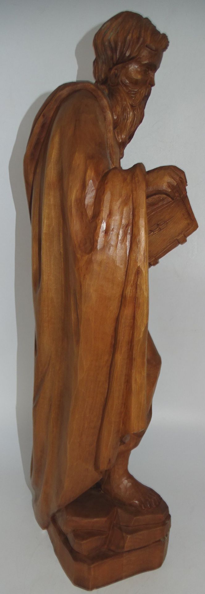 Holzskulptur "Evangelist Hl. Mathäus mit Buch", H-62 cm - Image 4 of 7