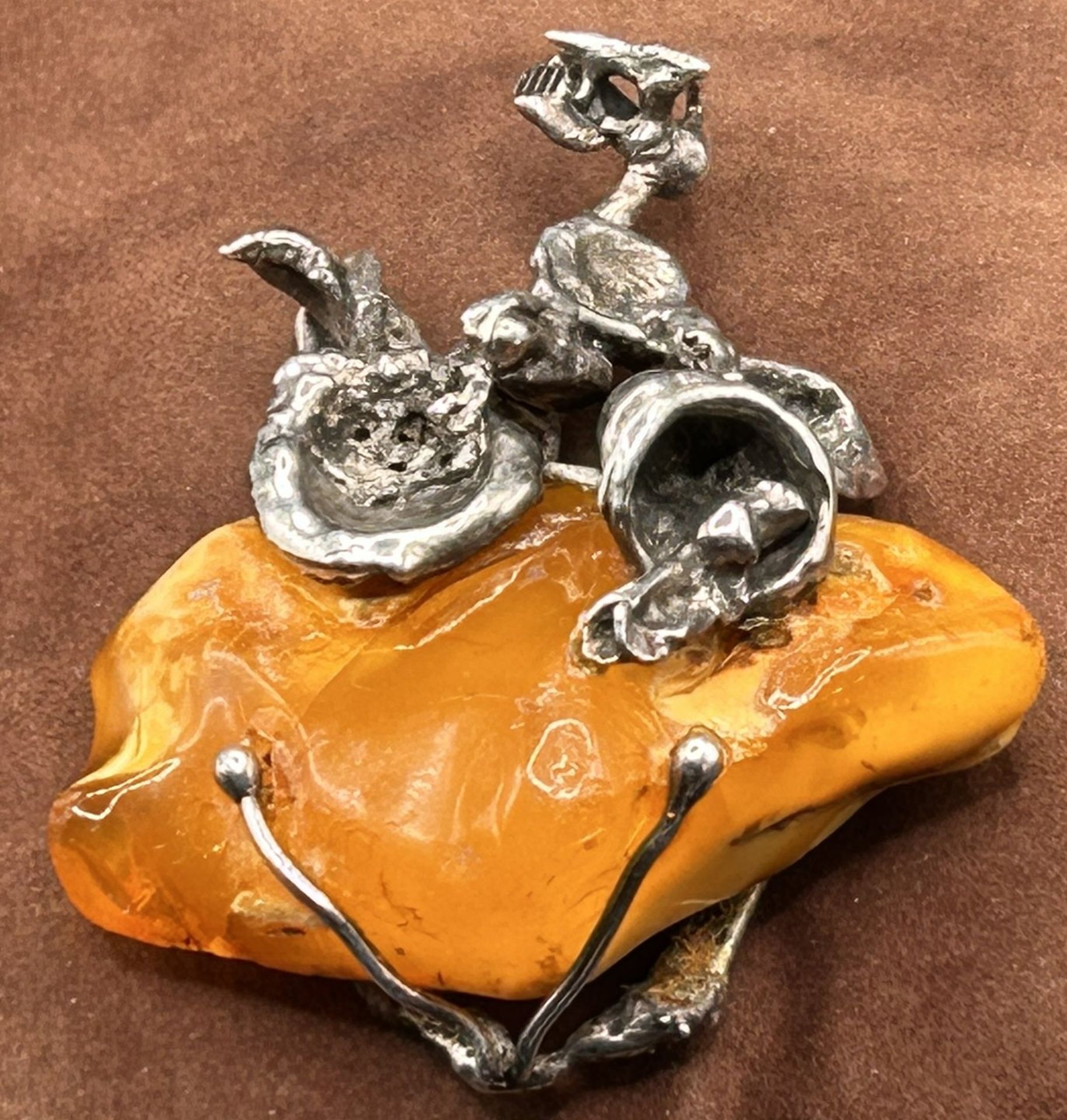 gr. Silber-Anhänger mit Bernstein, Handarbeit, ca. 8x7 cm, 72,6 gr.