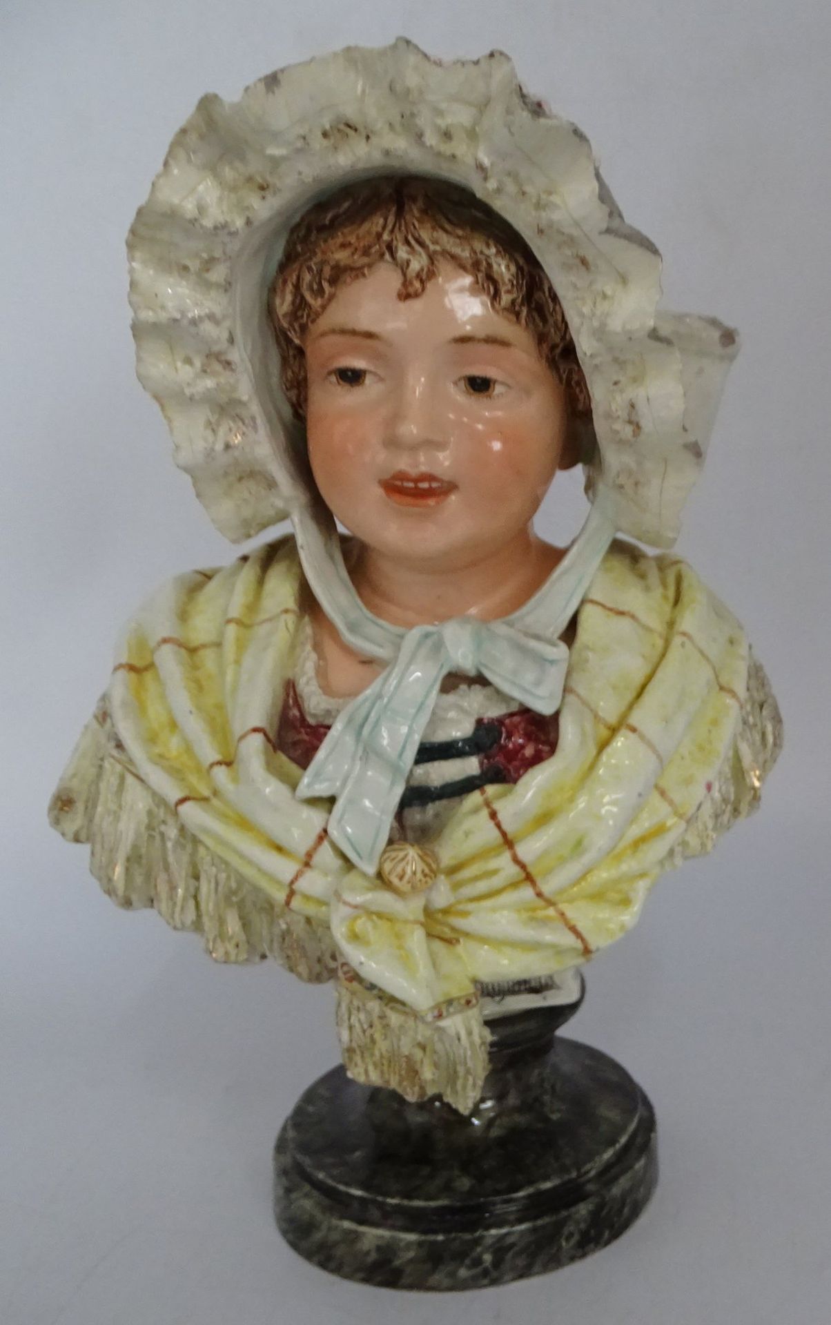 grosse Majolika-Büste eines Mädchen, einige Bestossungen, H-32 cm