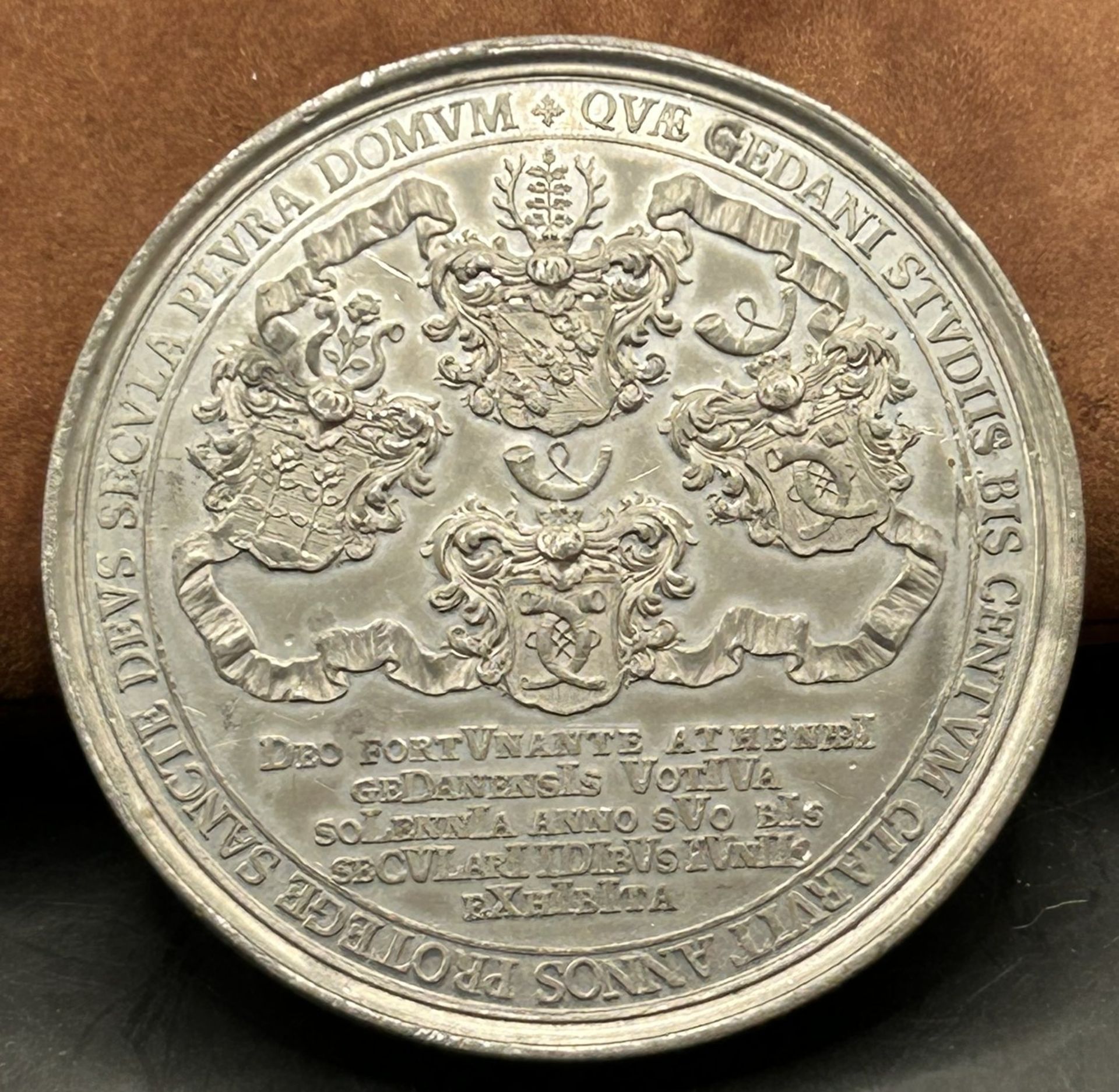 schwere versilberte Danzig Medaille, lateinisch bechriftet, dat. 1758, D-7  cm, 165 gr. - Bild 2 aus 5
