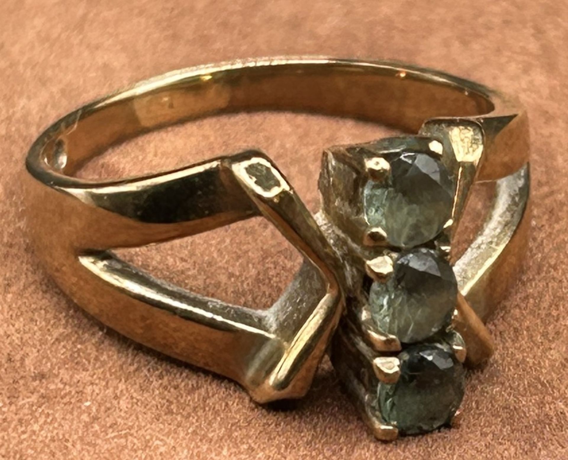 Goldring-333- mit 3 grünen Steinen, 4,2 gr., RG 56