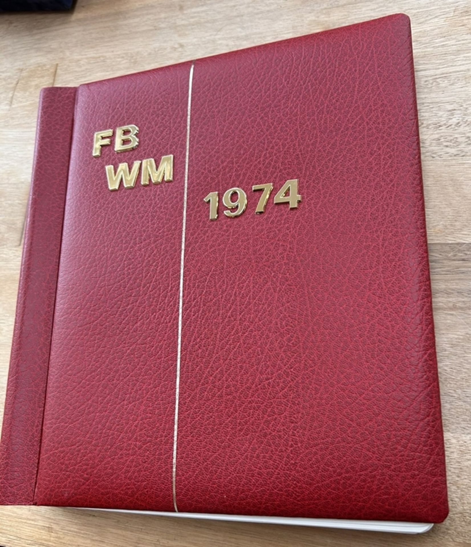 sehr umfangreiches Album "Fussbal WM 1974" selbst zusammengestellt 1975 mit Briefmarken, Münzen, mi