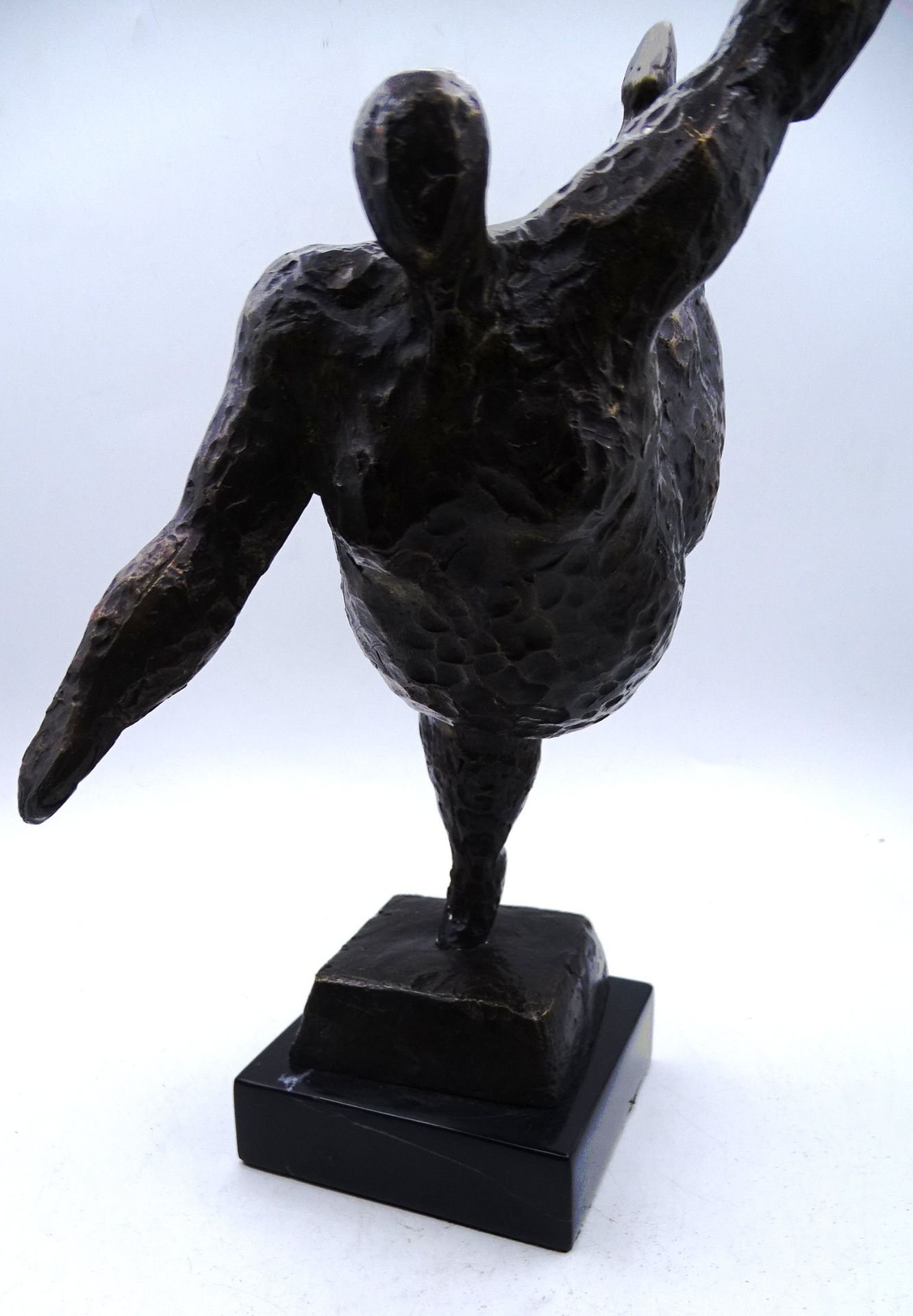 Bronze  "Turnerin" auf Steinsockel, H-26 cm - Bild 4 aus 6