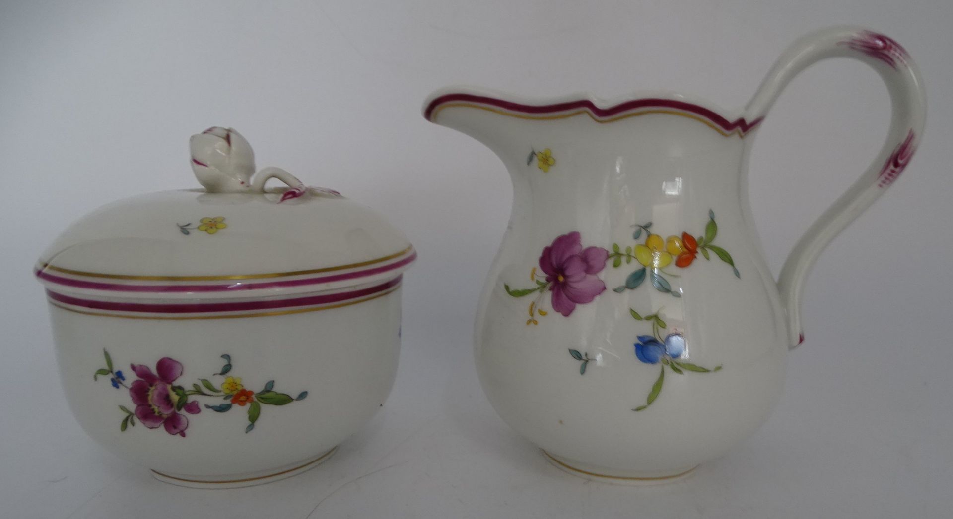 Milch und Zucker "Meissen" Blumen, roter Rand, Schwerter durchschliffen, H-max 12 cm