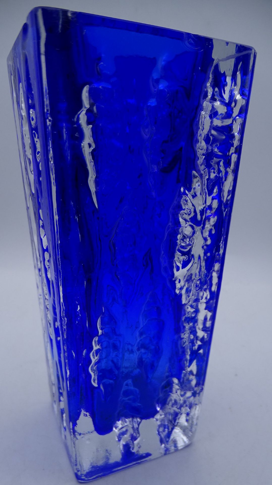 blau/klare  dicke Kunstglasvase, H-18 cm, 8x8 cm, Rand oben mehrere kl. Abplatzer0 - Bild 4 aus 5