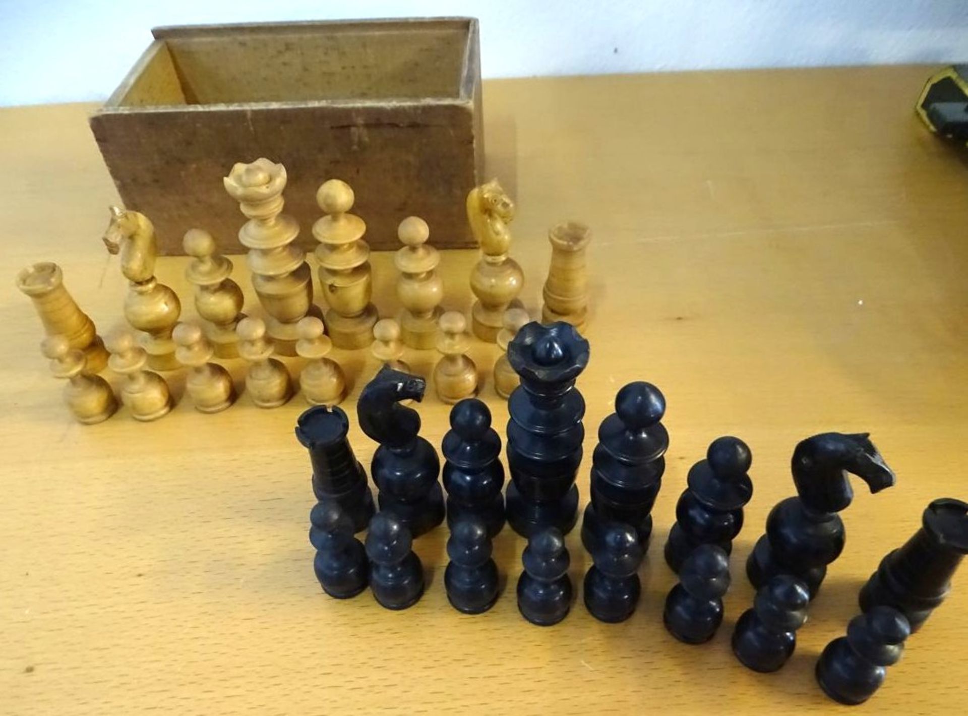 32 Schachfiguren in Holzkasten, Holz, älter, H-9 cm - Bild 3 aus 3