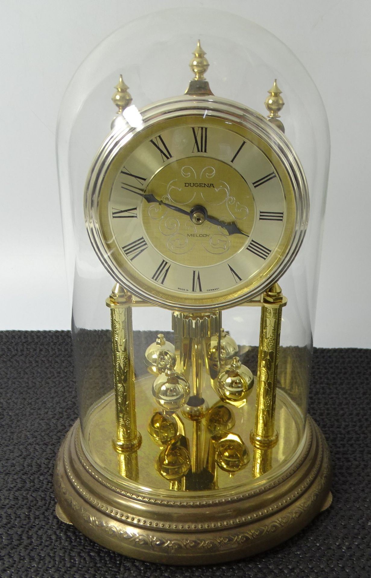 Dugena Jahresuhr in Glassturz, Batteriewerk, H-22 cm