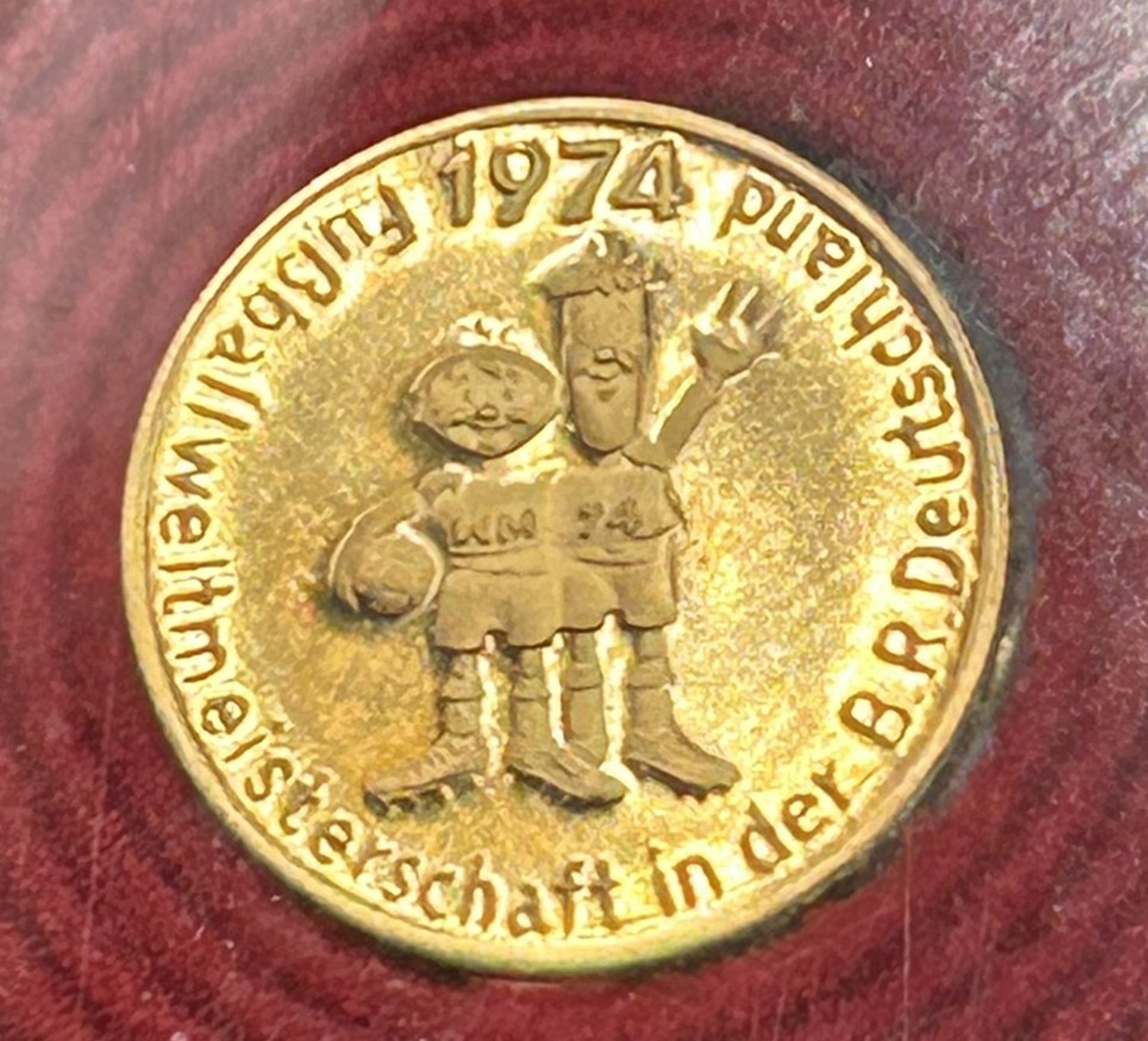 Goldmedaille-900-, Fussball-WM 1974, ca. 3 gr.