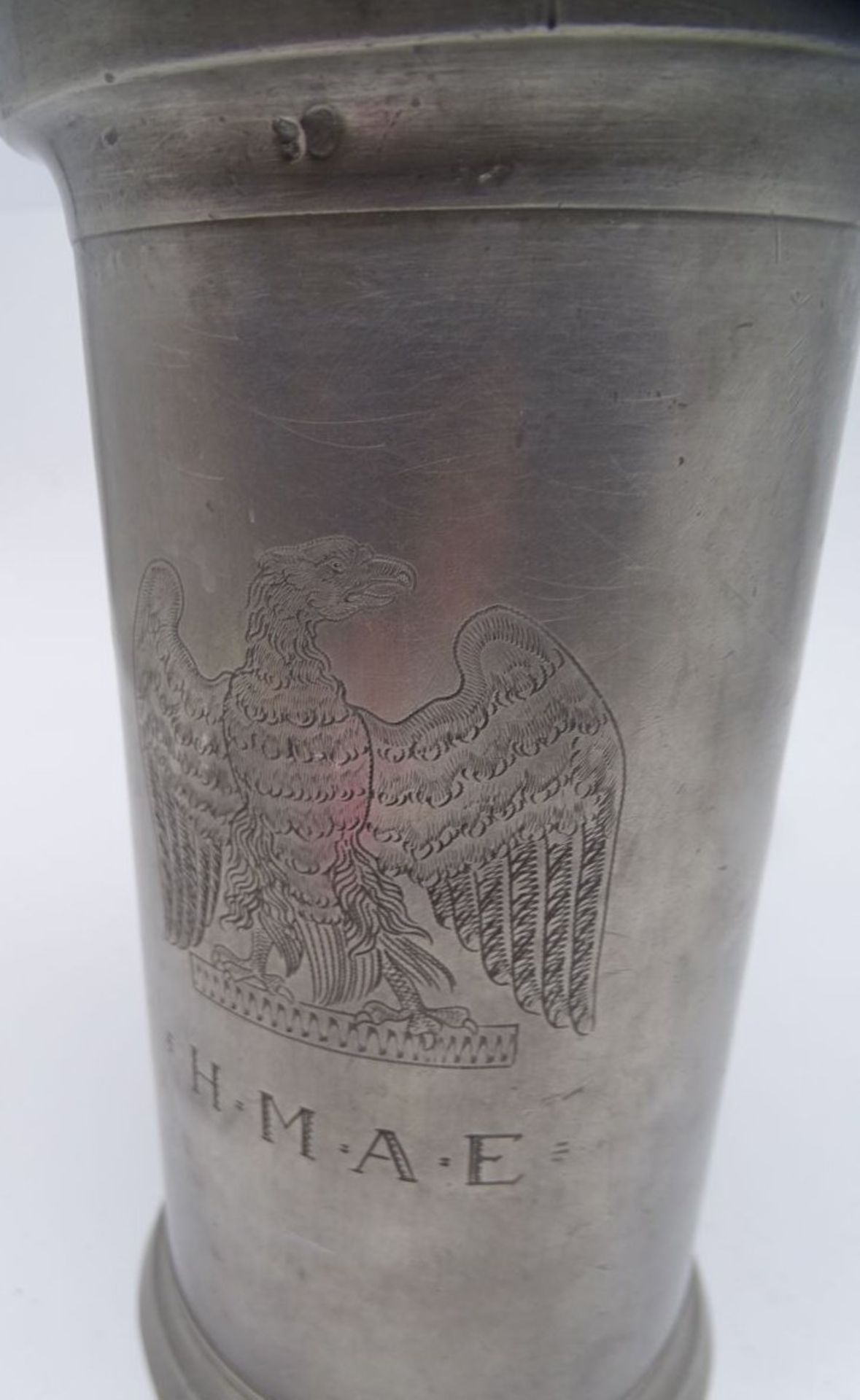 gr. Zinn Bierkrug mit Adler-Gravur, H-26 cm, div. Punzen, - Bild 2 aus 5